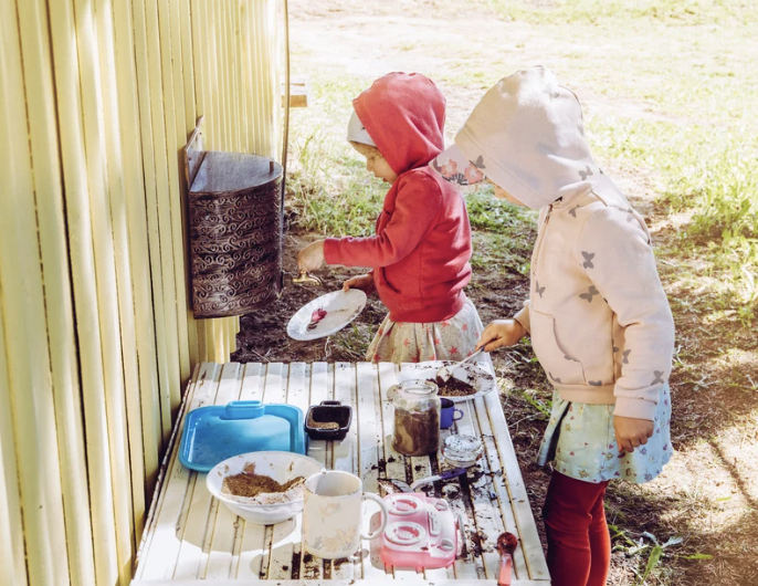 OUTDOOR ‘POTION CLASS’: BOTANICAL PLAY FOR NATURE-LOVING KIDS