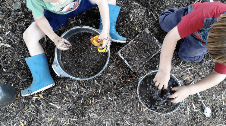 OUTDOOR “MUD KITCHEN” WITHOUT THE BACKYARD: PORTABLE NATURE PLAY FOR CITY BALCONIES AND PARKS