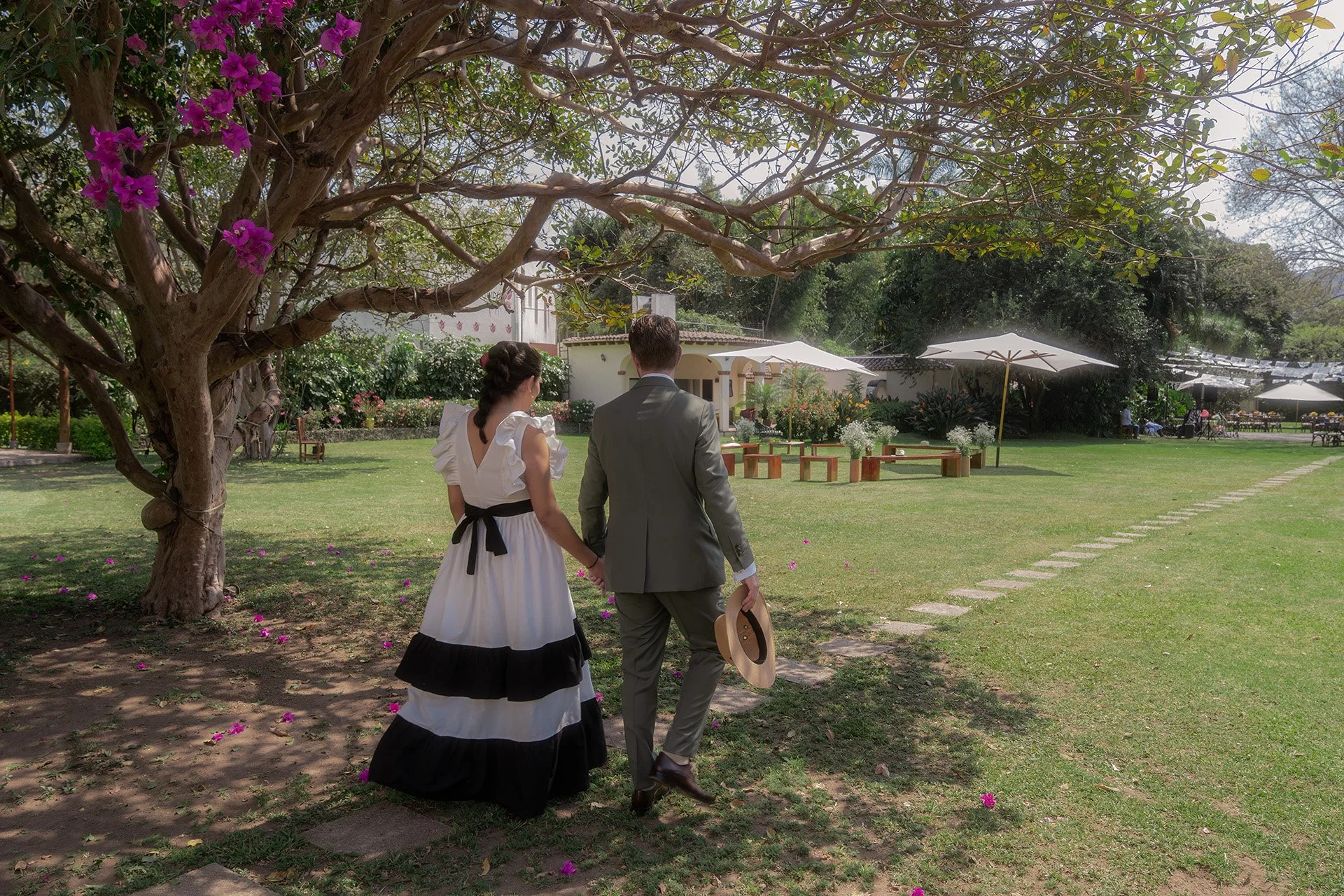 Fotografía de boda de destino con estética editorial en el pueblo mágico de Tepoztlán