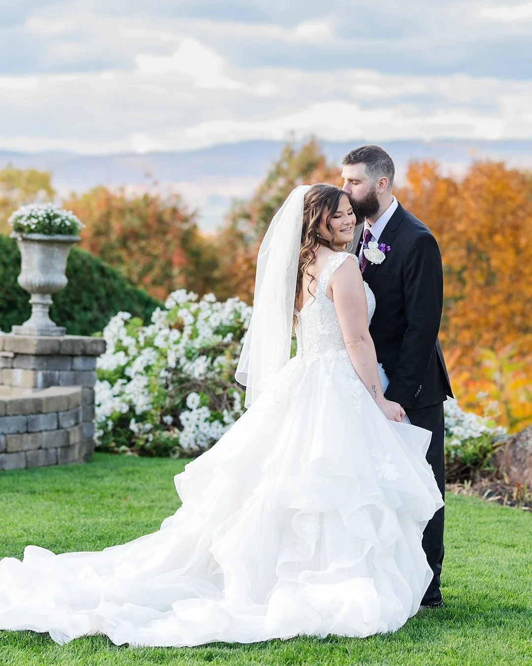Our last big wedding of the year was filled with belly laughs, happy tears, and the most fun energy we saw all season. @beccarumpf12 + Brad had the most iconic fall weather, and that view of the foliage at @logcabindelaney was 🤌🏻 as always. Their h