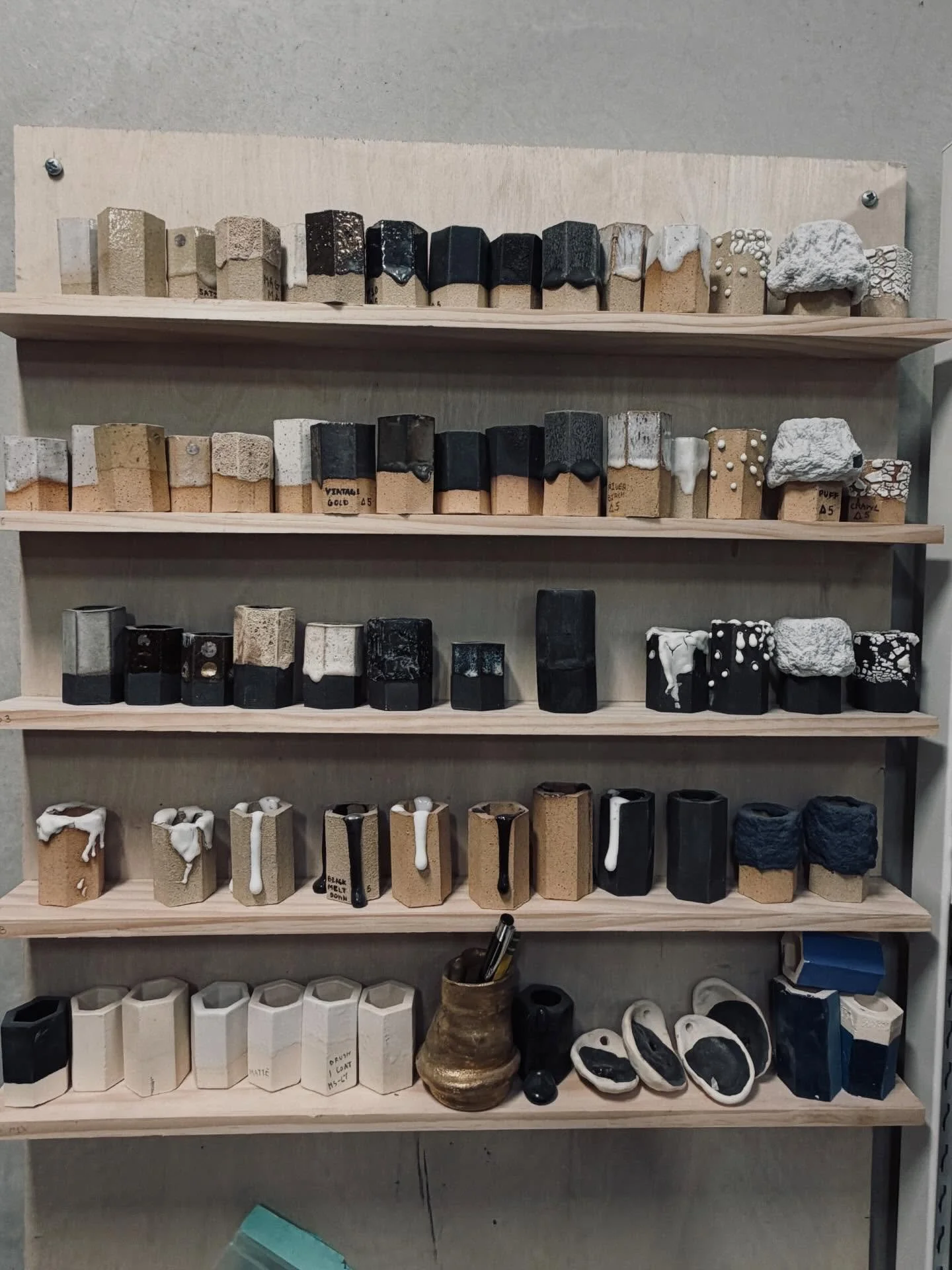 Oxide Studio Visit
What a dreamy visit to @sasinun_zohm beautiful studio. She hosted some of us to view what she is working on and explore future projects (big things are happening!)

We chatted about projects, designers, art fairs, and materials. Th