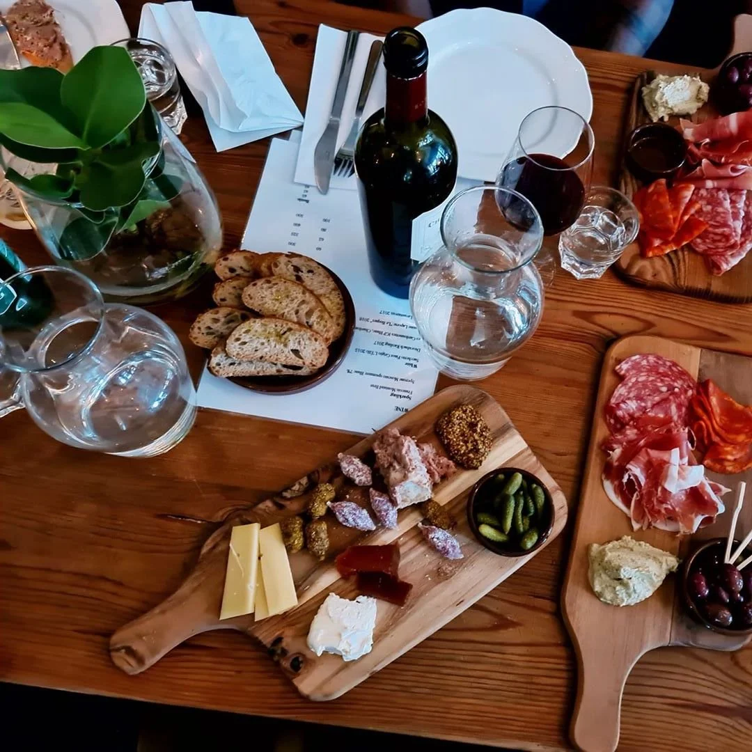 Bar1103 - Var tidligere en lækker bar og restaurant på Vesterbro. Deres store charcuterie-bræt som passer til 2 personer består af en masse lækre råvarer, som vesterhavsost, anderillette, brillat saverin, serrano, cornichons, mini pølser, kvæde marme