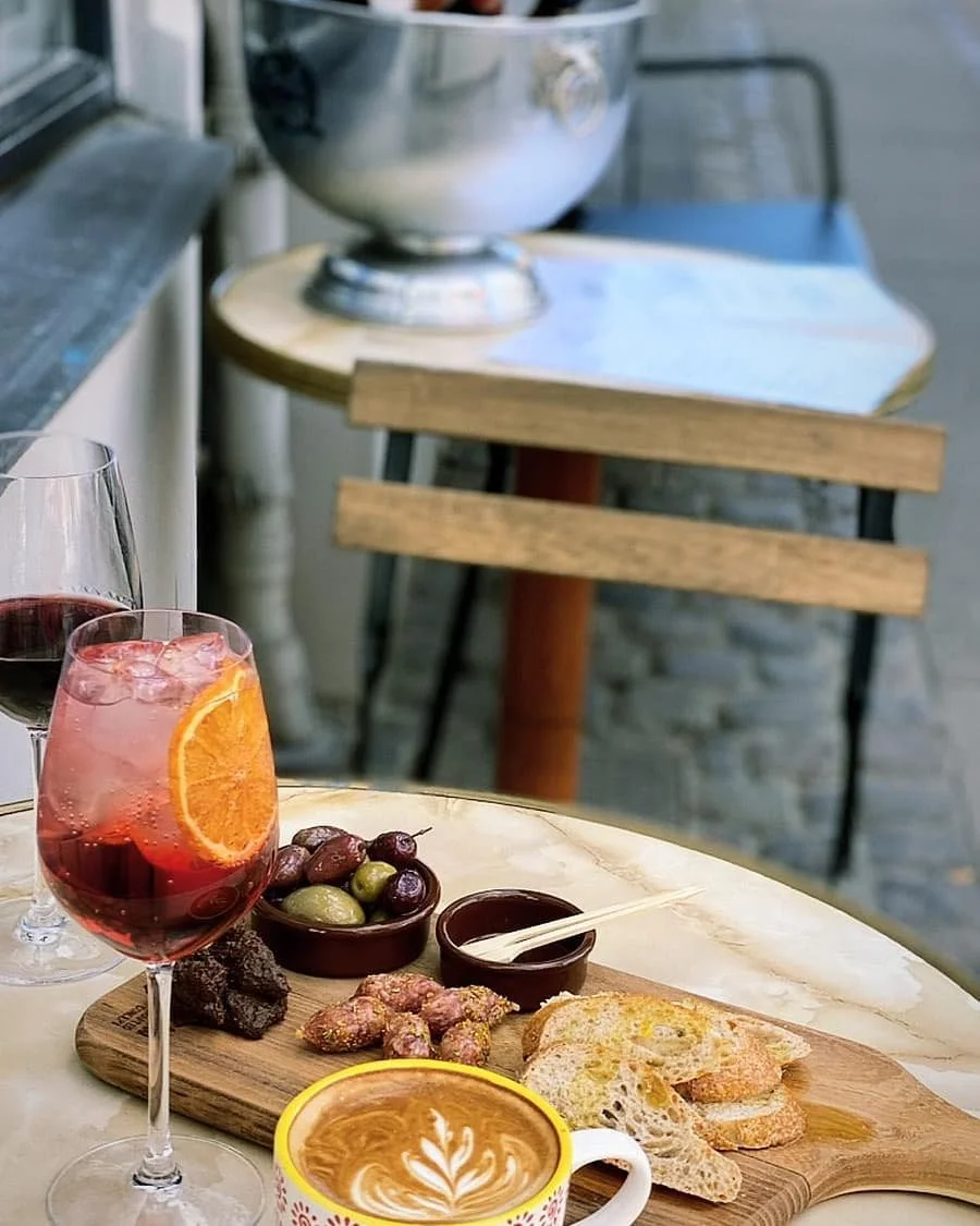 Bar1103 - Var tidligere en lækker bar og restaurant, der serverede charcuterie på Vesterbro. Her ses deres rustikke ostebræt, med smagfuld Brillat saverin, frisk brød, mandler, vindruer, og så et godt glas vin og en negroni eller aperol spritz ved si