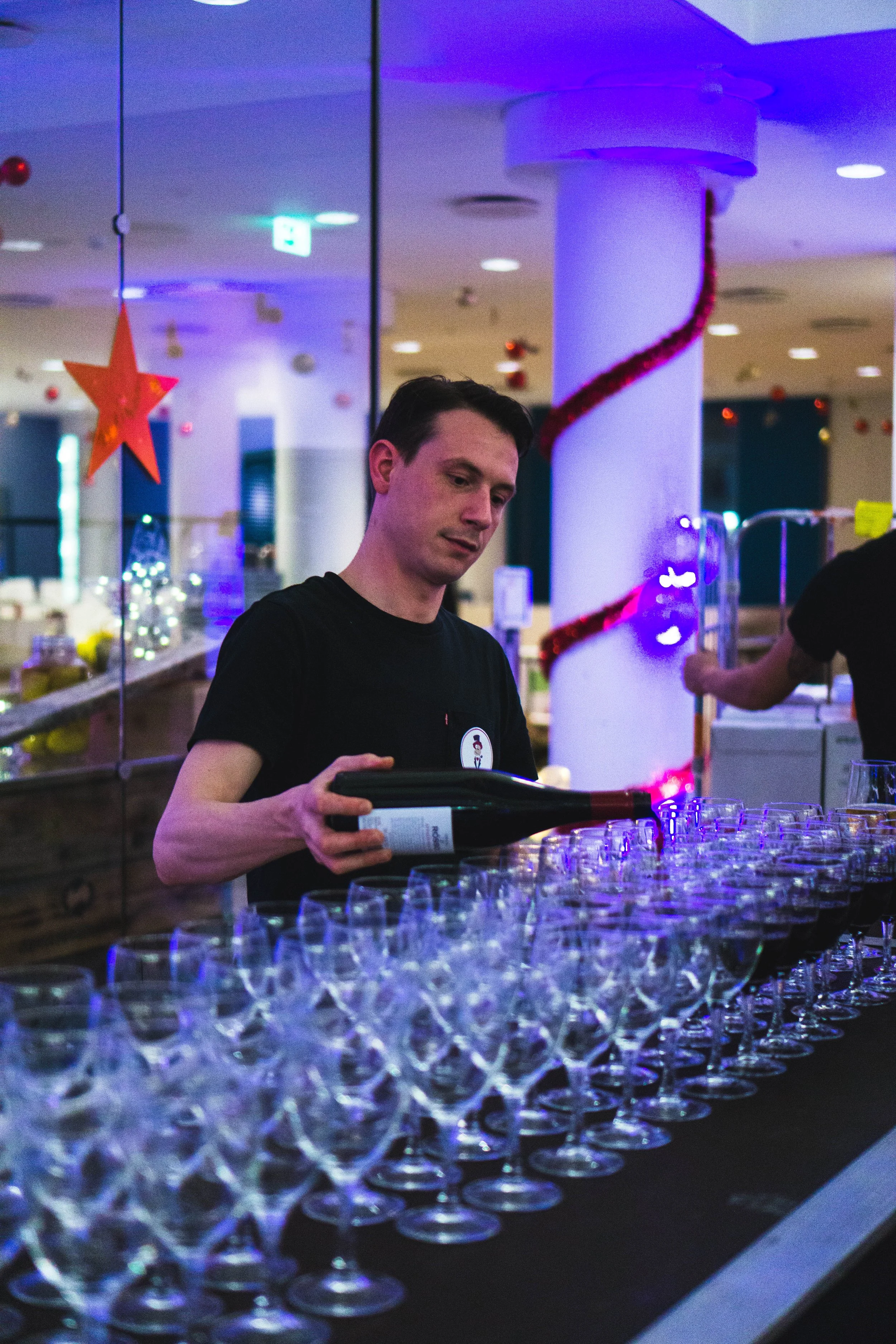 Vi stod for alt bar relateret ved SKAT's julefrokost. Vi leverede fri bar i øl, vin og cocktails i 6-8 timer for 2000 deltagere.