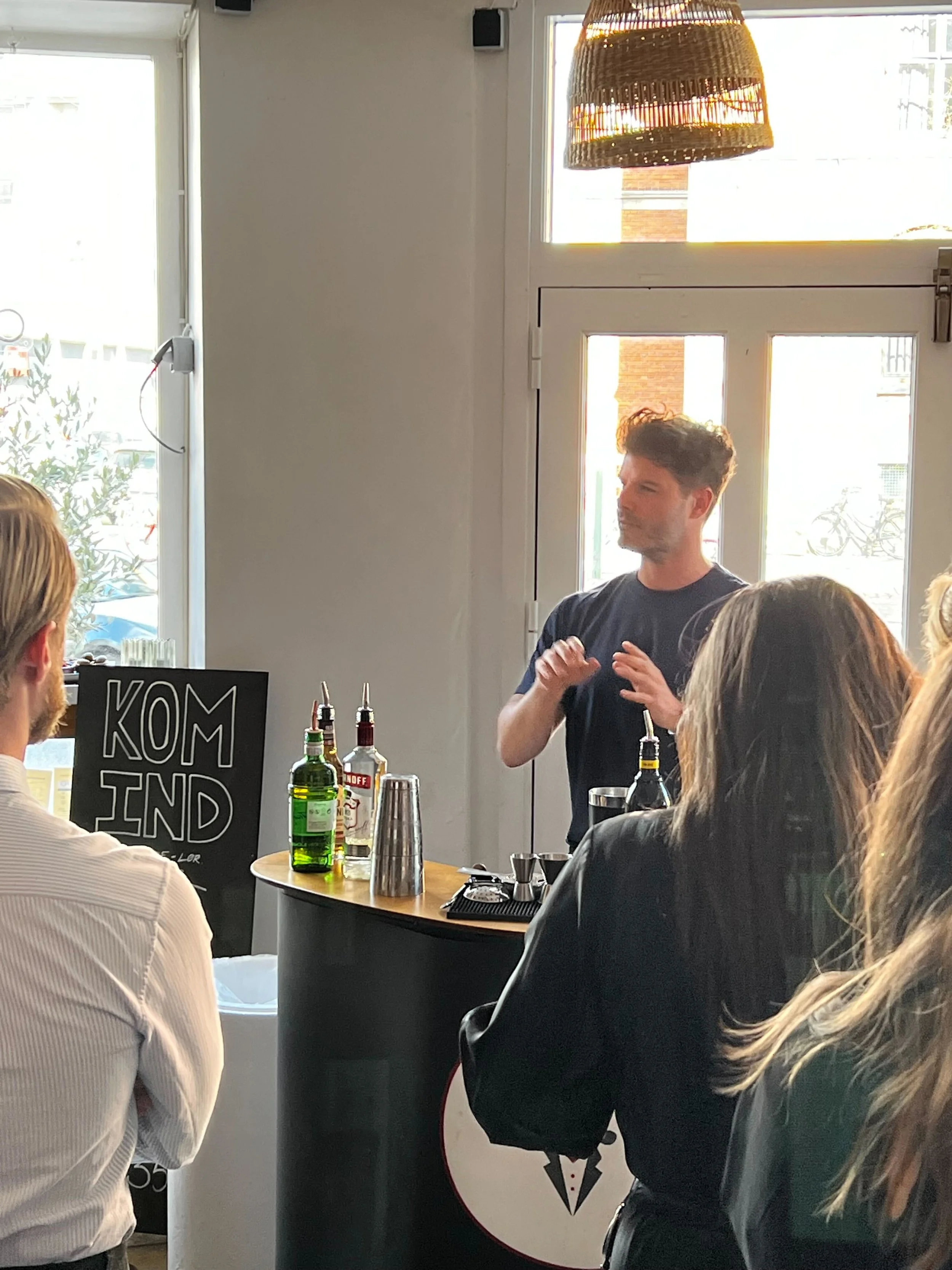 2 timers cocktailkursus for Kromann Reumert og 54 af deres ansatte.