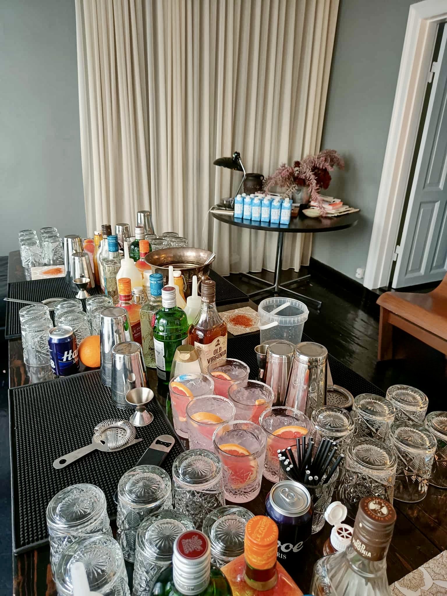 Cocktailkursus som polterabend og teambuilding aktivitet i Aarhus