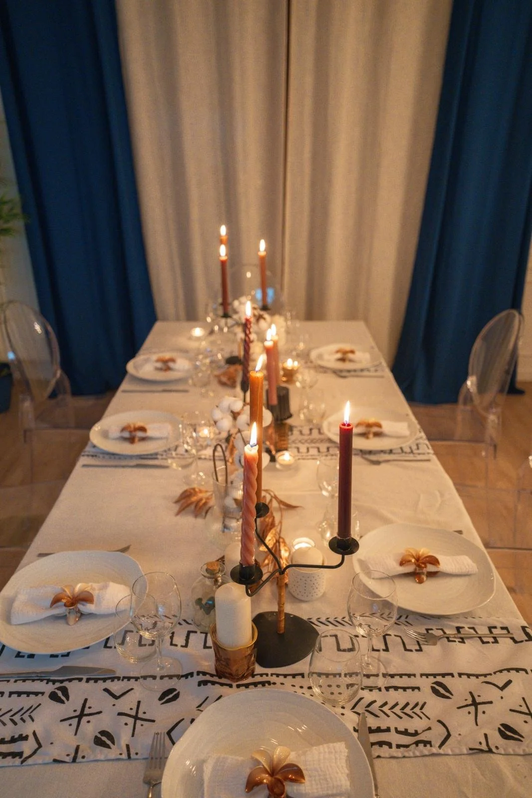 Table de dîner décorée avec des bougies, assiettes avec serviettes et décorations, ambiance chaleureuse