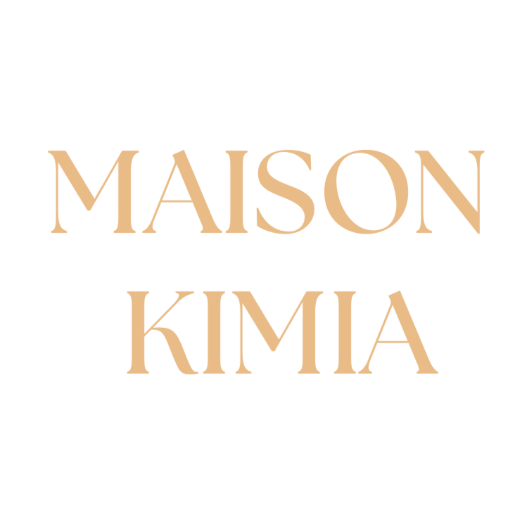 Logo de la maison Kimia avec un cerf stylisé au sommet.
