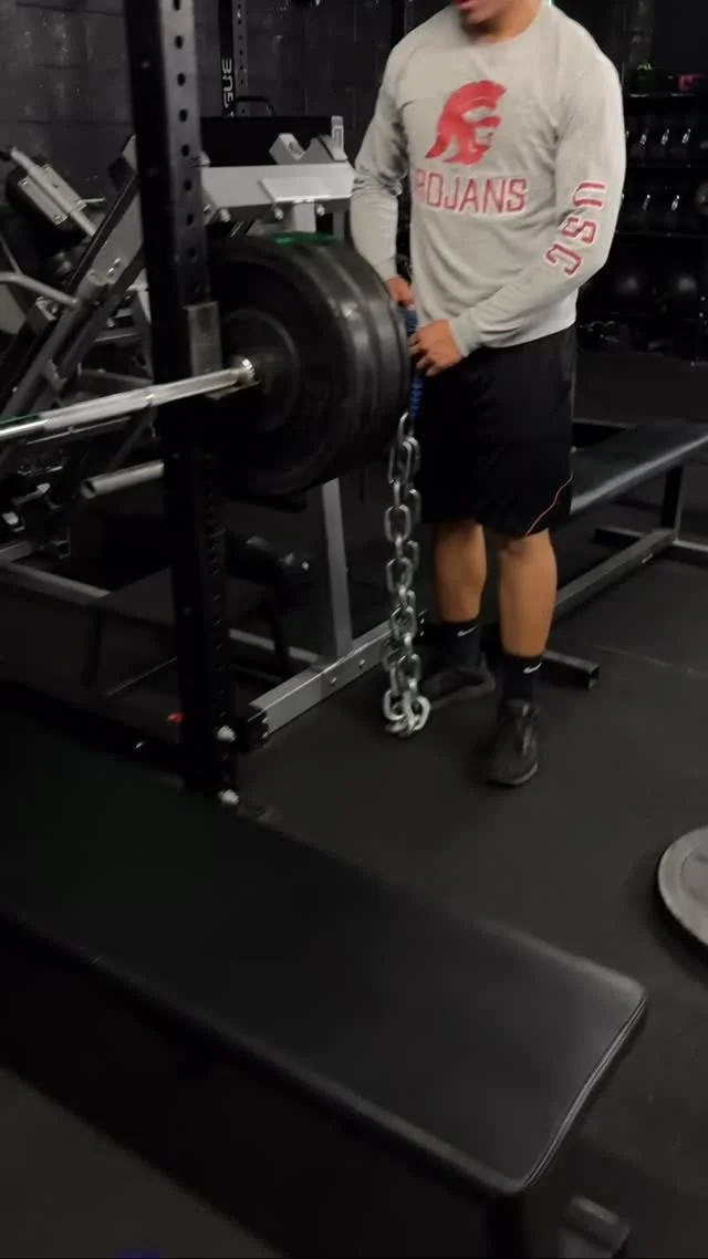 🗣️ Ever seen chains on a bench press and thought… “what’s the point?”
Here’s why ATHLETES use them — and why you should too ⬇️
✅ Lighter at the bottom where you’re weakest
✅ Heavier at the top where you&r