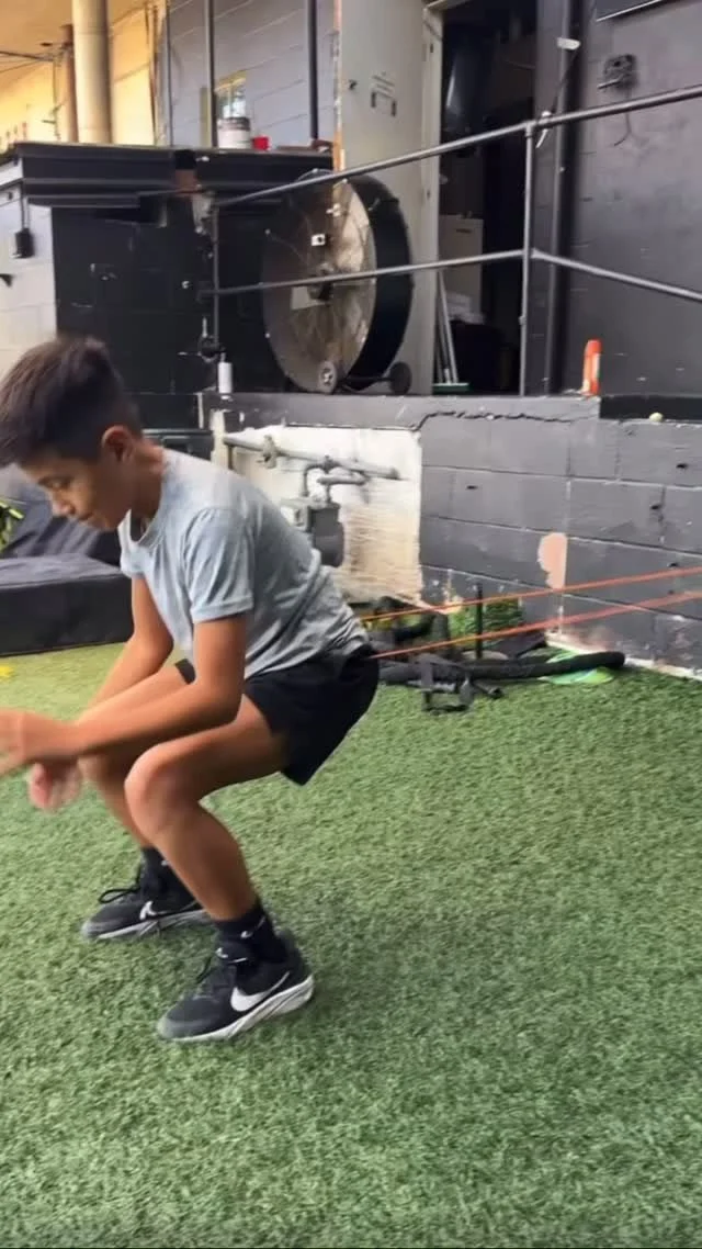 We call this one the Banded-Resisted Broad & Bounce Reset 💥
@noahc_amaya showing off clean mechanics and body control at just 10 years old!
This drill builds:
• Explosive hip drive
• Force absorption
• Coordination & rhythm u