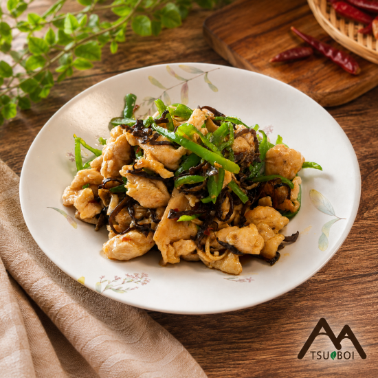 Stir-fried chicken with green bell peppers and black fungus mushrooms on a white plate