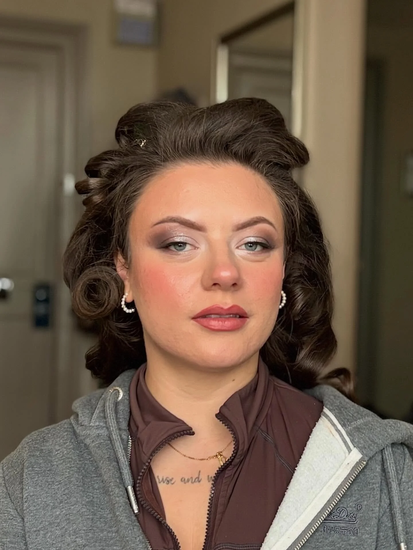 Silver siren glam ✨ Soft sculpted skin, smoky eyes and a nude lip 🩶

▪️Makeup @rachelgracesbeauty 
▪️Model @tinamitura 

#softglam #glasgowmua #tfpglasgow #editorialmakeup #glasgowmakeupartist