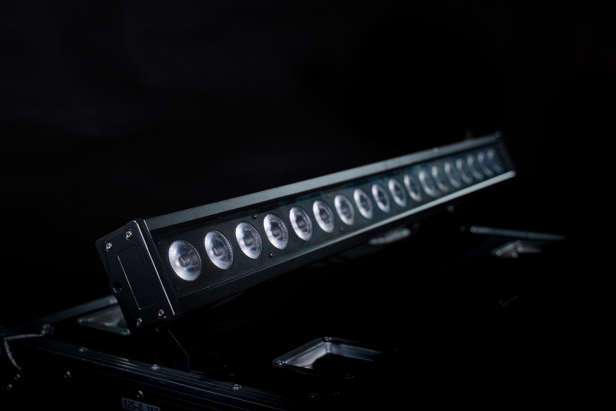 LumiPro RGBW 18x10W LED Bar IP65 PixBar