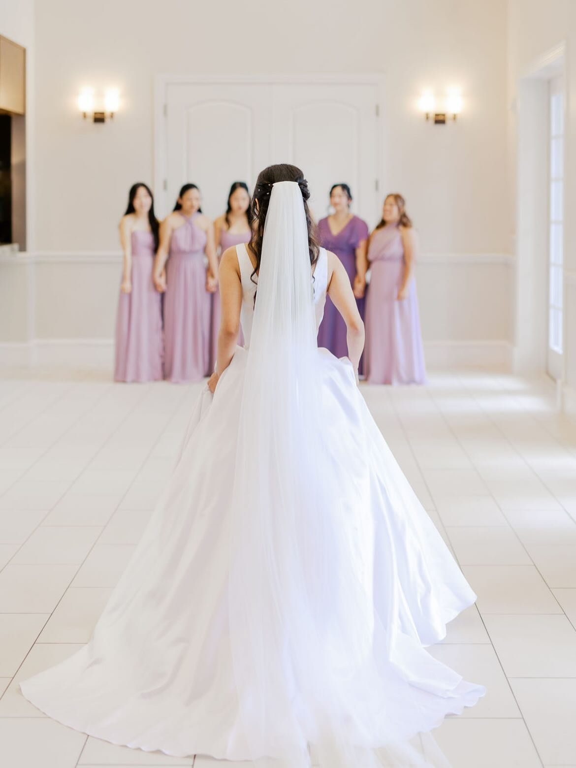 Two hearts, one soul, endless love. 💍  #dfw #texas #weddinhphotoinspiration #weddingphotography #weddingvendors #texasbridal #bridalhair #bridalmakeup  Photography: @karinadaniellephoto  Planner: @dreamdaydetails.dfw  Flowers: @floralrentalsbysherpa