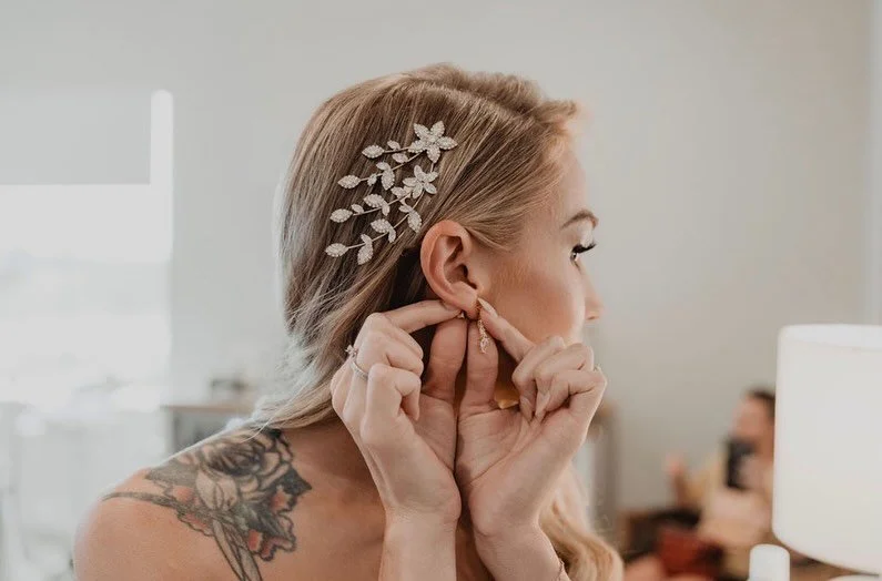 The calm before &ldquo;I do&rdquo;. The sweetest start to forever, one perfect detail at a time 💐 Makeup + hair by @PrettyOnPremises #FortWorthBride #BridalBeauty #TimelessBride #WeddingGlam #TexasWeddings
Photography: @bushelpeckphoto