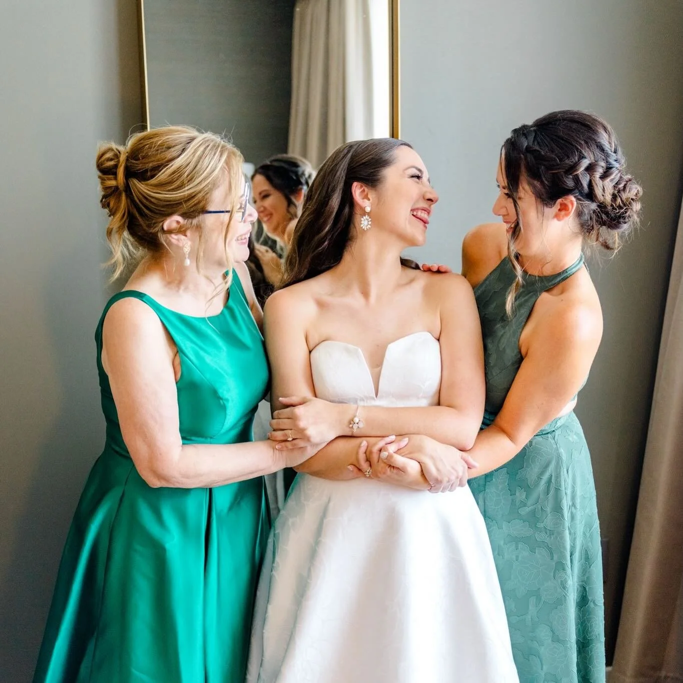 The joy hits different when your people are right beside you 🤍 A radiant glow, effortless glam, and a whole lot of love. 
Photography: @amberwatkinsphoto
.
.
.
.
.
#FortWorthBride #DallasBride #TexasBride
#BridalBeauty #SoftGlamBride #WeddingGlam
#W