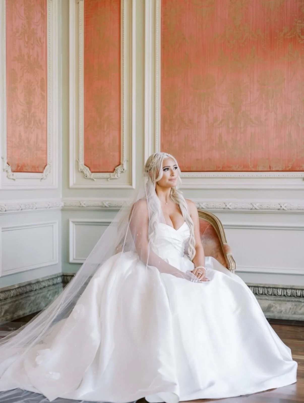 Grandeur in every detail 🤍
A radiant bridal look that matched the beauty of her gown and the elegance of the day.
Bridal glam by @prettyonpremises
Photography: @aurorebridgesphotography 
.
.
.
.
#FortWorthBride #DFWWedding #TexasBride
#BridalBeauty 