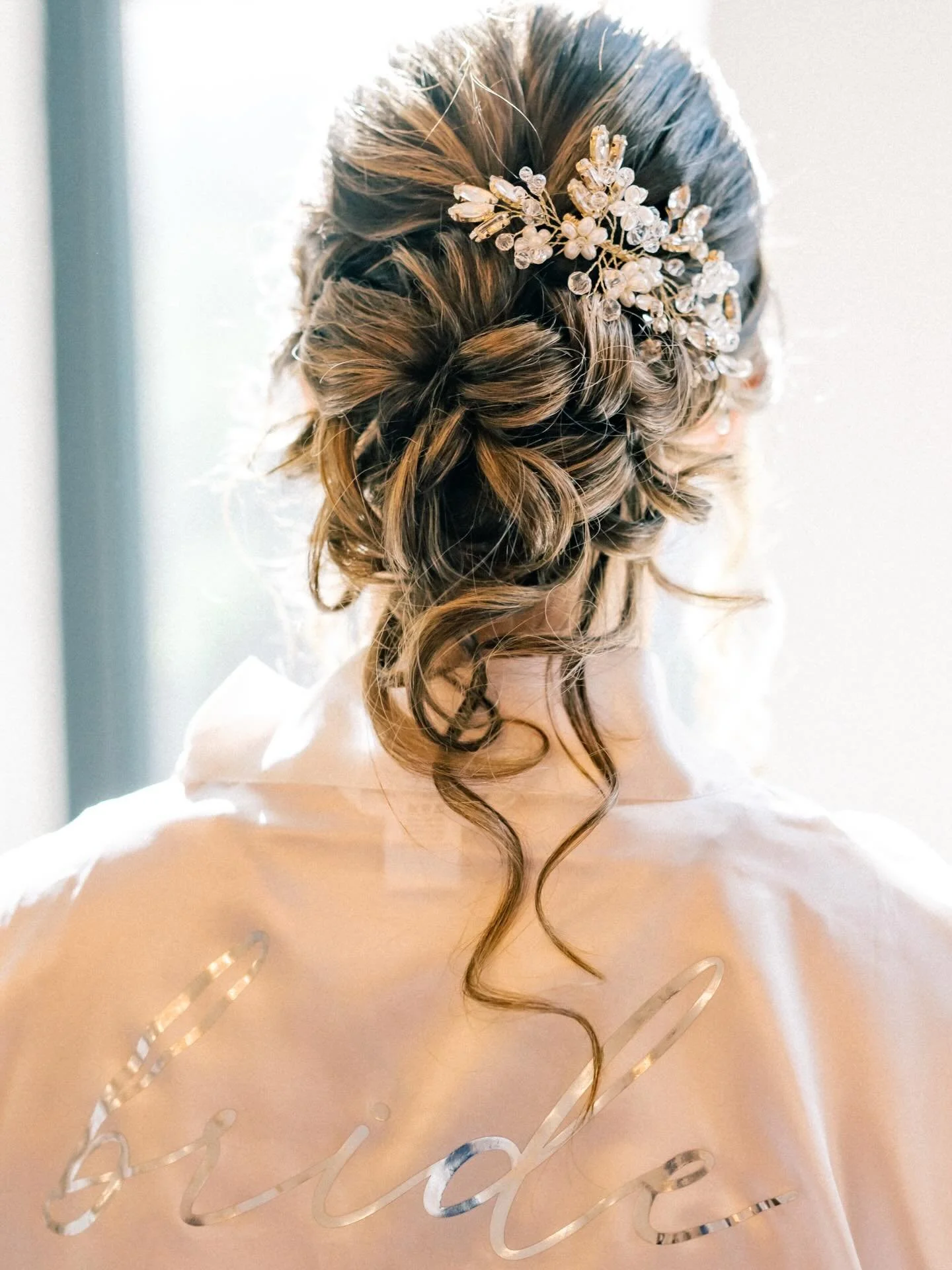Updo details that deserve their own moment ✨
Soft curls, a textured low bun, and a hair piece that caught the light all night long. Swipe for the full love story.
Hair + Makeup: @prettyonpremises
📸: @raedelainweddings | 🏛️: @thecenturyhall
🎥: @wel