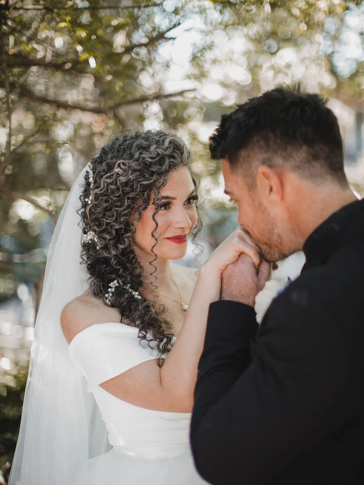 There&rsquo;s something so special about a look that feels like you. Softer, brighter, and a little more luminous ✨

Curly texture &amp; glowing skin, this bridal moment is the perfect balance of polished and effortless.

Beauty that shows up for the