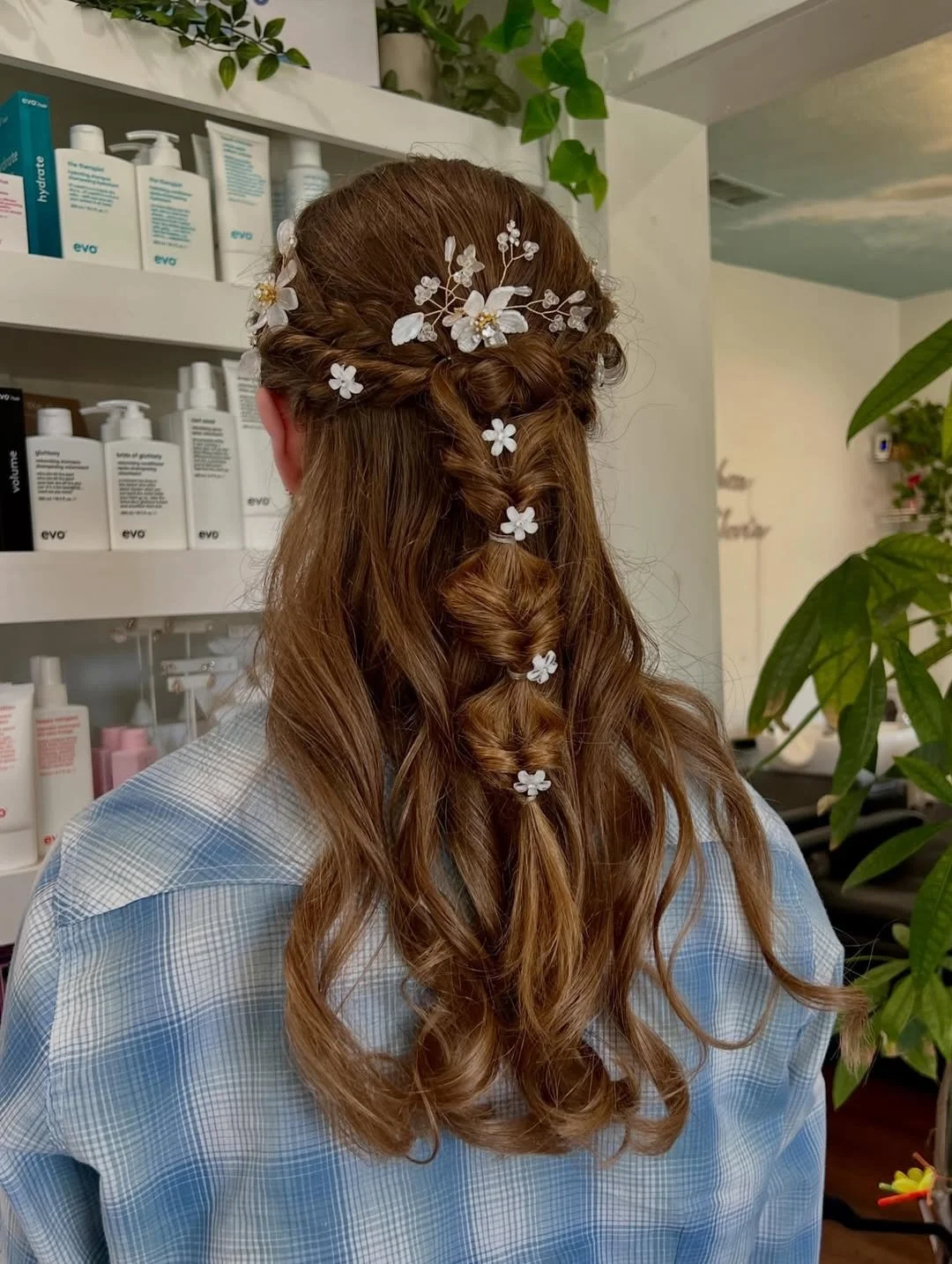 Whimsical hair for nights you&rsquo;ll want to remember 🌸✨
 Soft texture, delicate florals, and a hairstyle that feels equal parts romantic and effortless. Perfect for celebrations, soir&eacute;es, and every main character moment in between.

Save t