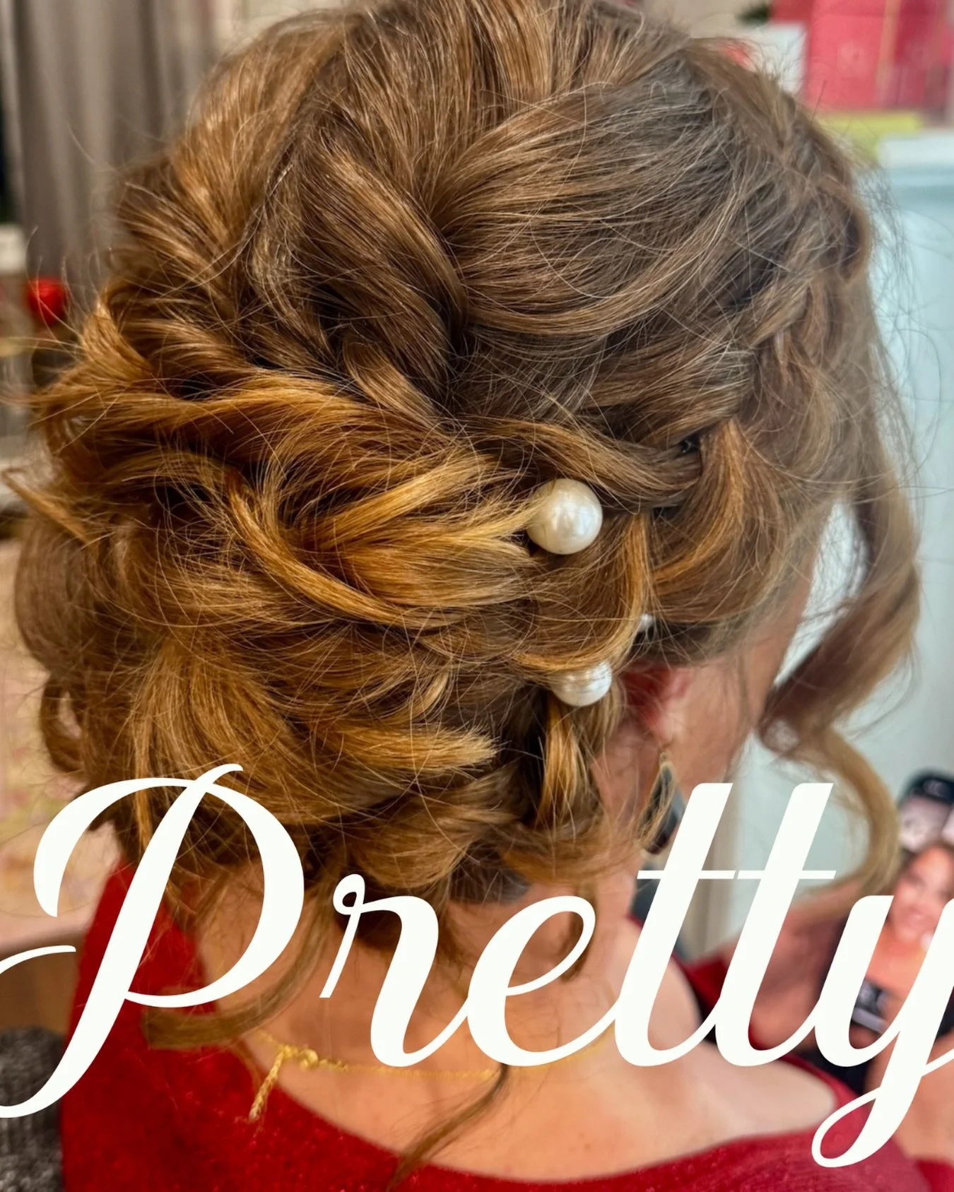 Summer bridal season is here ✨ Can you feel it?!

Soft waves? Chic updo? Glowy, soft glam? We do it all ☺️

We&rsquo;re booking bridal beauty appointments now for weddings, showers, bach weekends + ALL the pretty moments in between 🤍

Tag a summer b