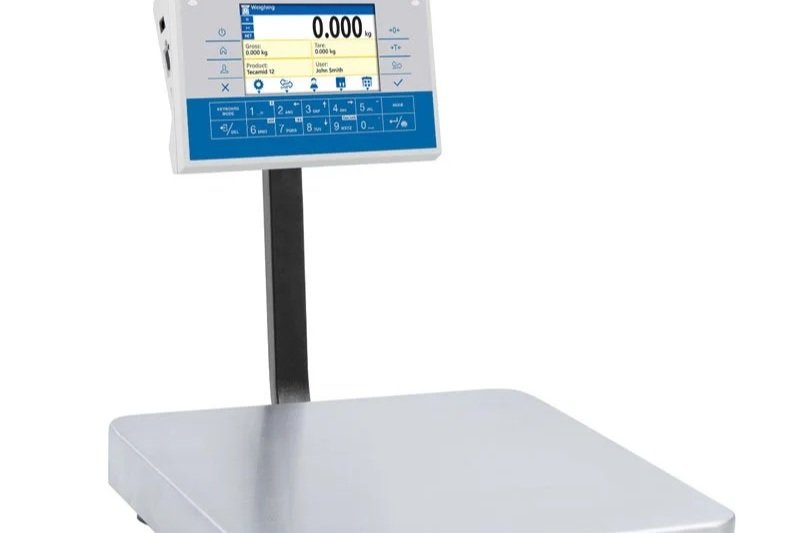 Digital weighing scale with a screen displaying weight, product info, and keypad