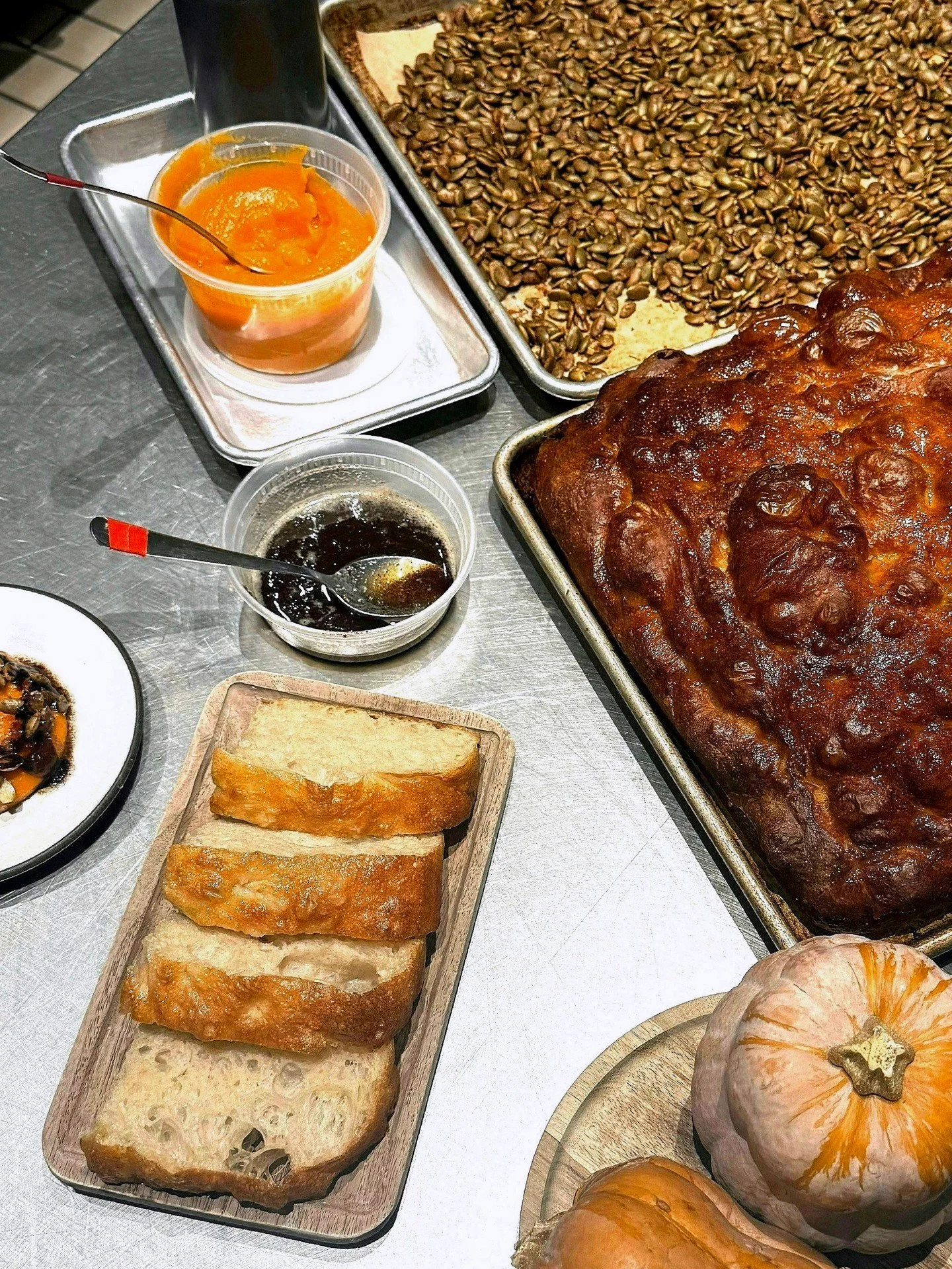 Menu Spotlight - Vicia focaccia with koginut squash, fig leaf balsamic, brown butter and pumpkin seeds. An elegant dish hinting of the warm flavors of pumpkin pie served alongside our iconic bread. 

🌟 Stay tuned for a Behind the Scenes chat with Ch