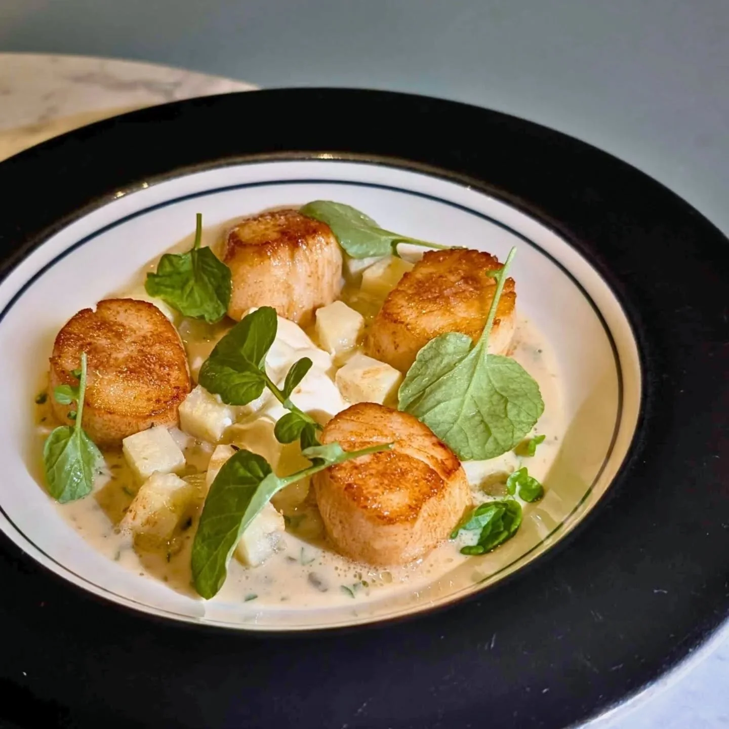 New Dish Alert! 🚨 Winter is diver scallops season! We source ours from from @sue_buxton of Day Boat Fresh. Day Boat is synonymous with sustainability and excellence; two values we practice every day.

Chef @nicksteidleland 's pan seared Maine diver 