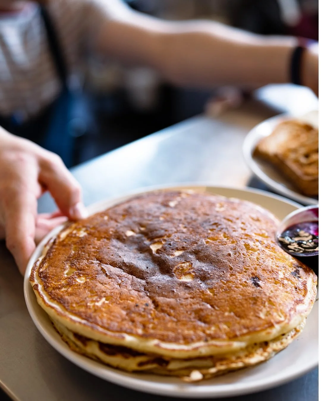 Fluffy, buttermilk pancakes never go out of style. 

#takeroothospitality #comfortfood #exploreucity #stleats #stlouisfoodie