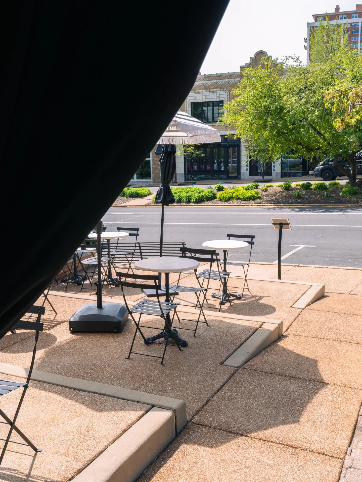 Happy First Day of Spring 🌸 Our gorgeous terrace on Wydown is now open when the weather calls for it starting this Friday! Walk in spots are first come first serve or reserve ahead on @opentable