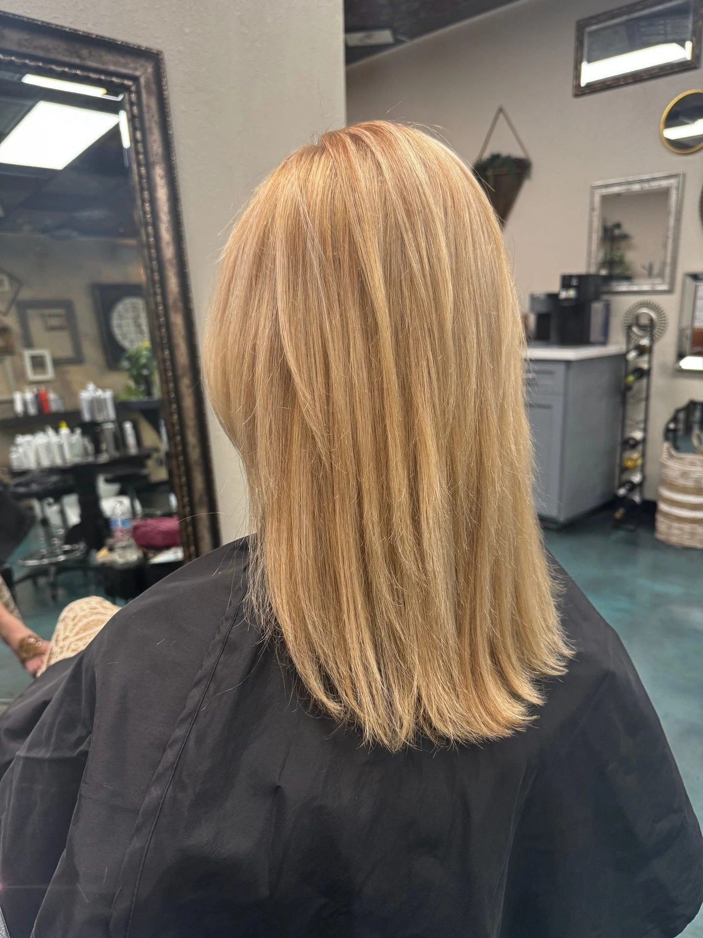 Swipe &rarr; to see her regular regrowth. Lighter color change on our way towards platinum blonde. ✨
&bull;
#haircolor #wellahair #wellaeducation #highlights #blonde #hairinspo #hairtrends #longhairgoals #behindthechair #inthechair #meraki #lasvegas 