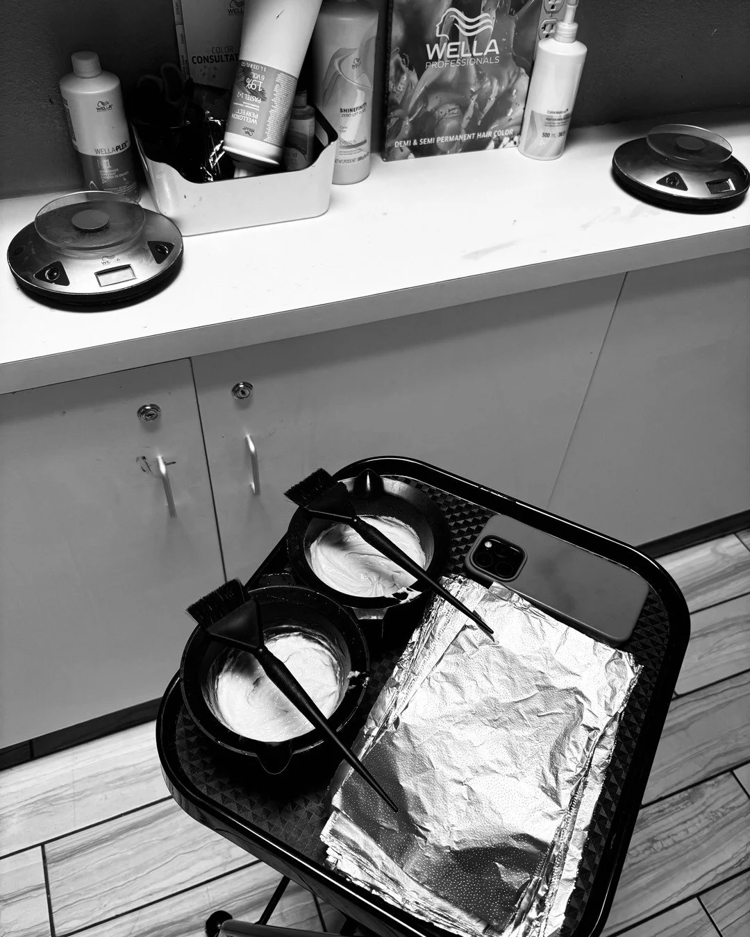 Behind the chair starts behind the bowl. Every perfect tone begins here. 🎨✨
&bull;
#haircolor #wellahair #wellaeducation #highlights #blonde #hairinspo #hairtrends #longhairgoals #behindthechair #inthechair #meraki #lasvegas #summerlinsalon #hairtip