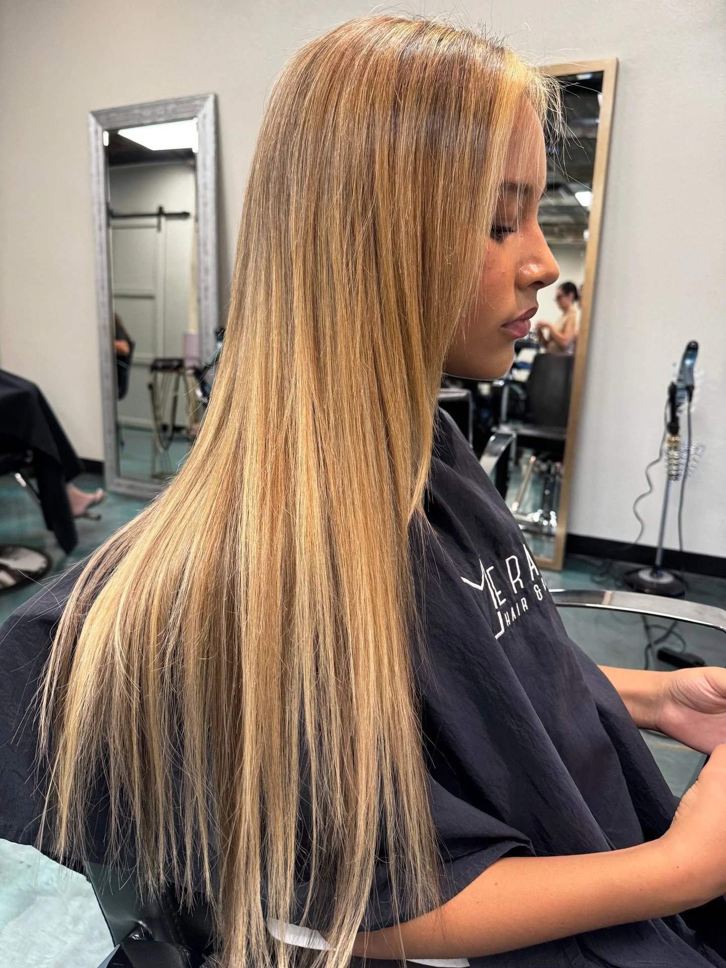 Gorgeous custom highlight plus full head extension install. Mix your colors for the perfect blend! This blend is 3 different colors of keratin bonds. 🙌🏼 ✨
&bull;
Artist &bull; @crystals.meraki 
Color &bull; @wellahair 
Styling &bull; @unite_hair 
&