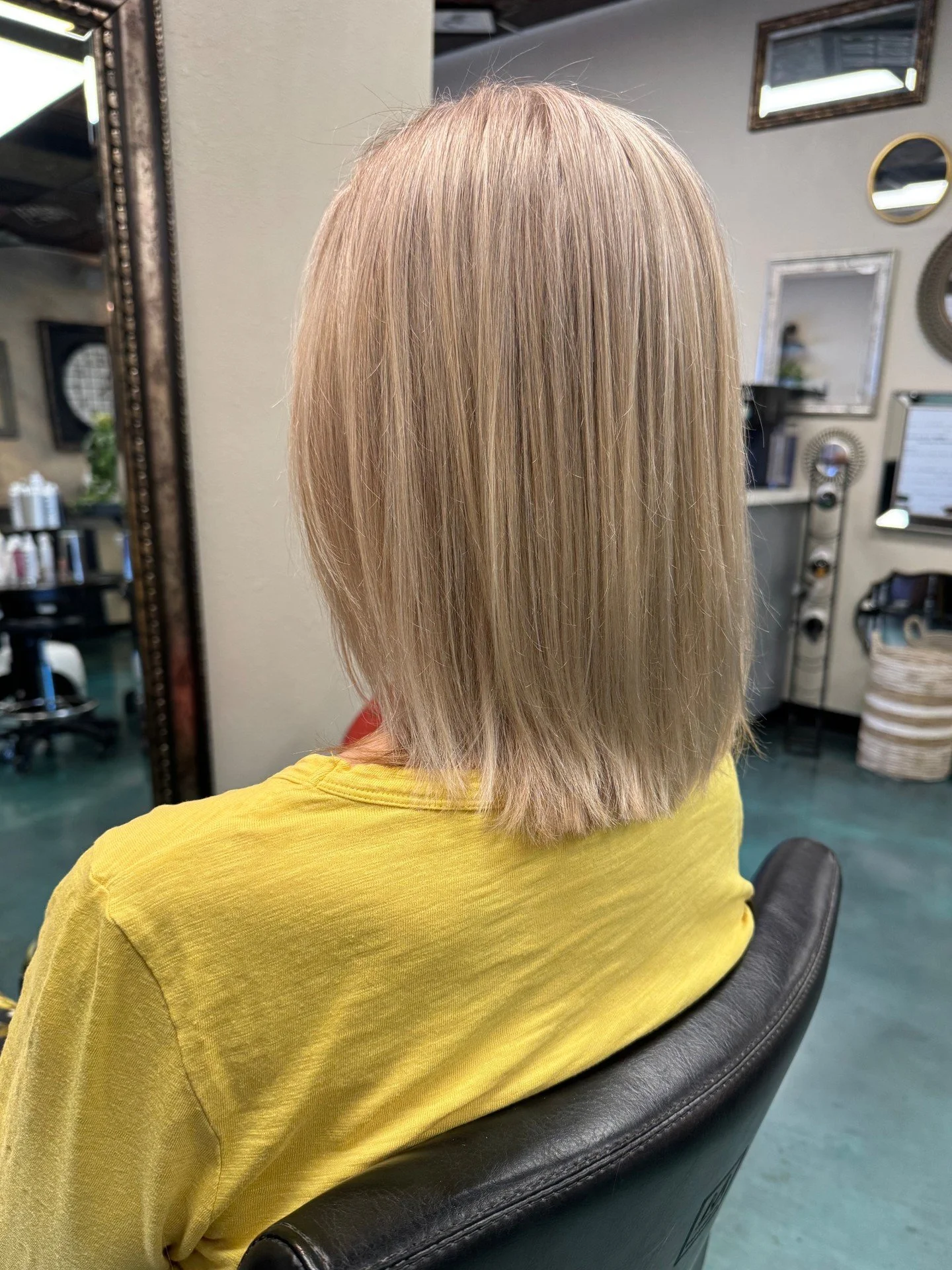 Embracing greys with blending perfection! And can we talk about this SHINE? 🙌🏼 ✨
&bull;
Artist &bull; @crystals.meraki 
Color &bull; @wellahair 
Styling &bull; @unite_hair 
&bull;
#haircolor #wellahair #wellaeducation #highlights #blonde #hairinspo