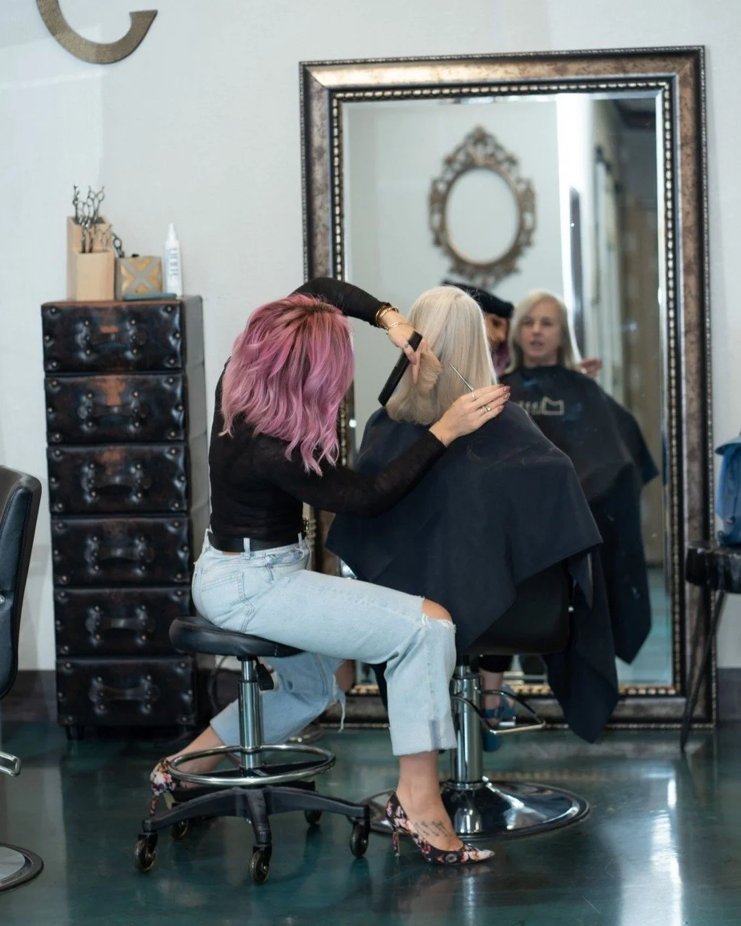 If you&rsquo;ve ever felt stuck behind the chair, get ready &mdash; help (and inspiration) is here. ✨

Join me monthly for in the chair w/Crystal here at Meraki Hair &amp; Body. Link in bio to reserve your space. 🙌🏼
&bull;
#inthechair #meraki #salo