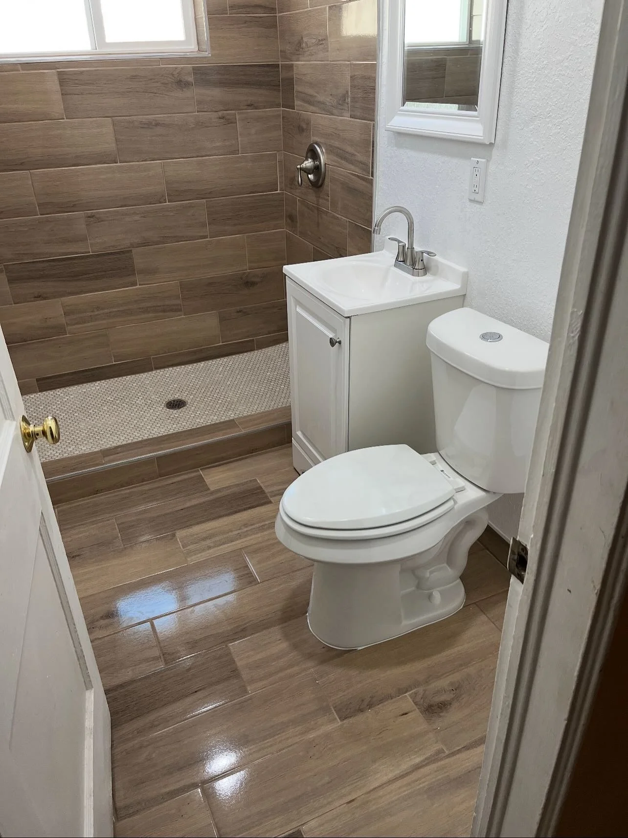 Full house remodel by Terranova construction!

✅New quartz countertops and wood cabinets
✅New Wood-like tile
✅Full 2 bathrooms remodels

Call us today and get a free estimate! 915-230-9407