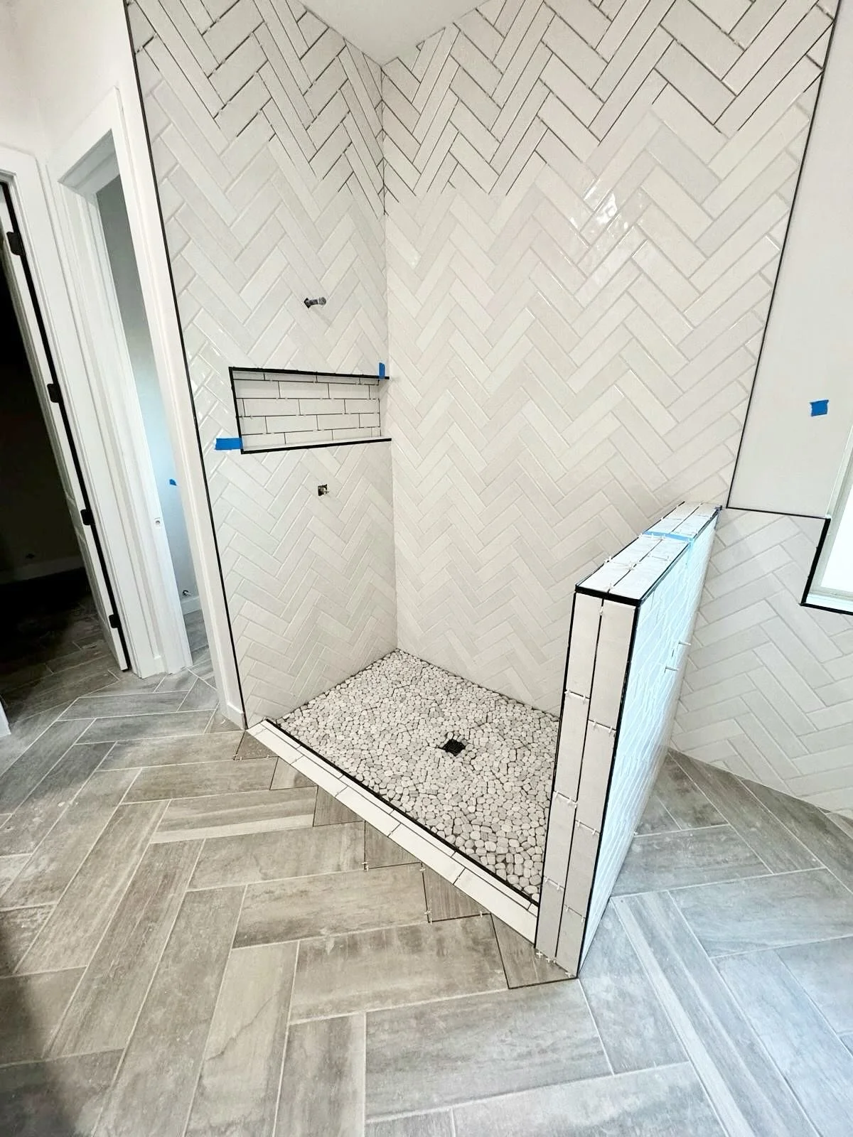 Just wrapped up a stunning remodel 🛁  Three bathrooms and a kitchen completely transformed with sleek tile work, clean lines, and modern finishes. 

🔹 Tub surrounds finished in stacked subway tile
🔹 Kitchen backsplash in a herringbone pattern
🔹 L