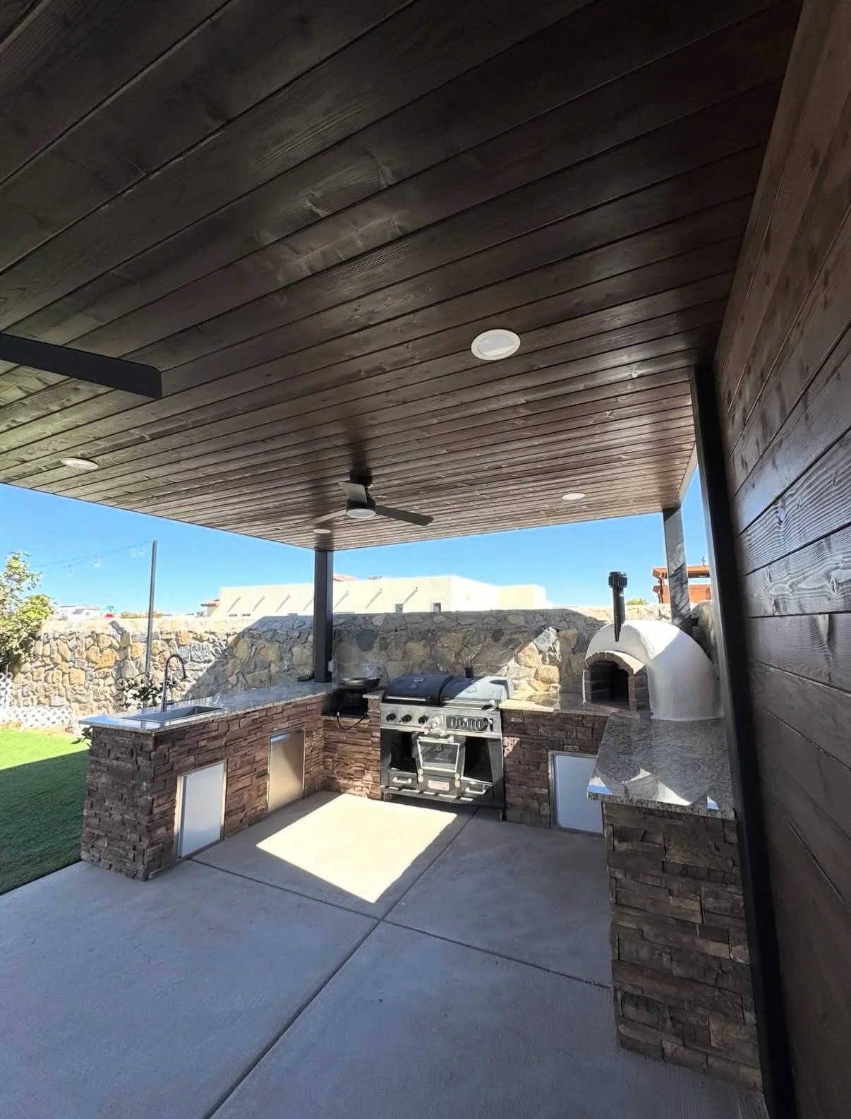 Modern outdoor living done right.
Concrete foundation, steel structure, wood ceiling, and a fully built-in outdoor kitchen&mdash;designed for durability and made to be enjoyed year-round.
📍 El Paso, TX
📞 Free on-site estimates