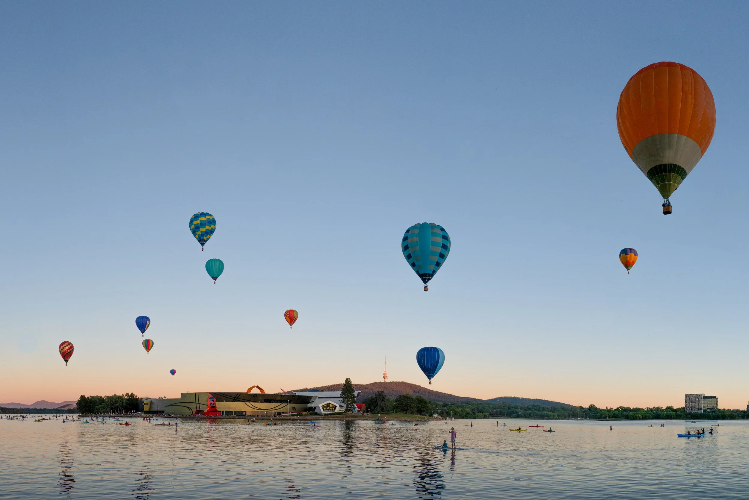 Canberra lake burley griffin with hot air balloons in the sunrise