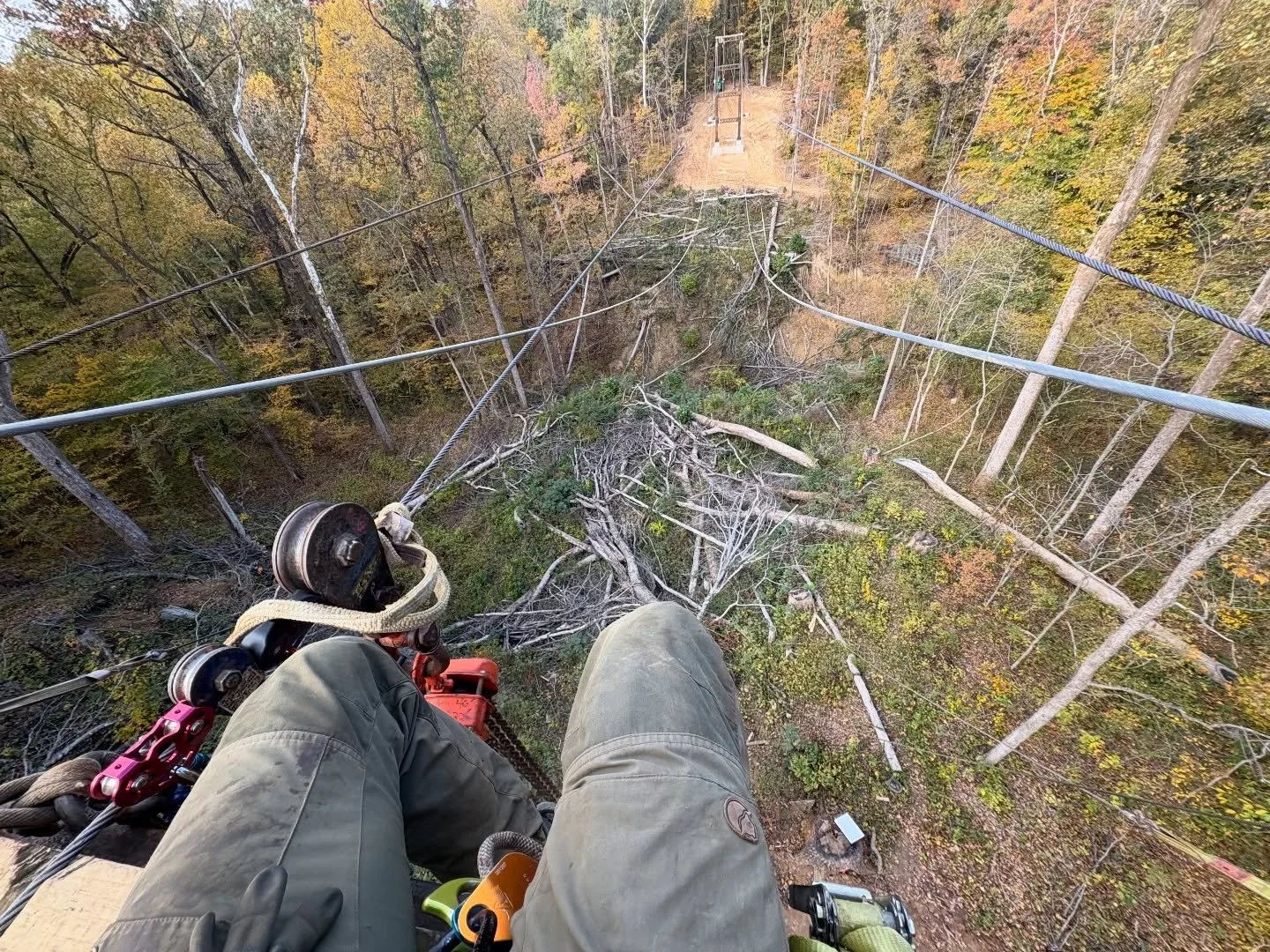 Connecting people with wild places wearing the preferred pants for the job.
@fjallraven_na #ftpillowstatepark #traillynx #suspensionbridge #bridgebuilders #ironwork