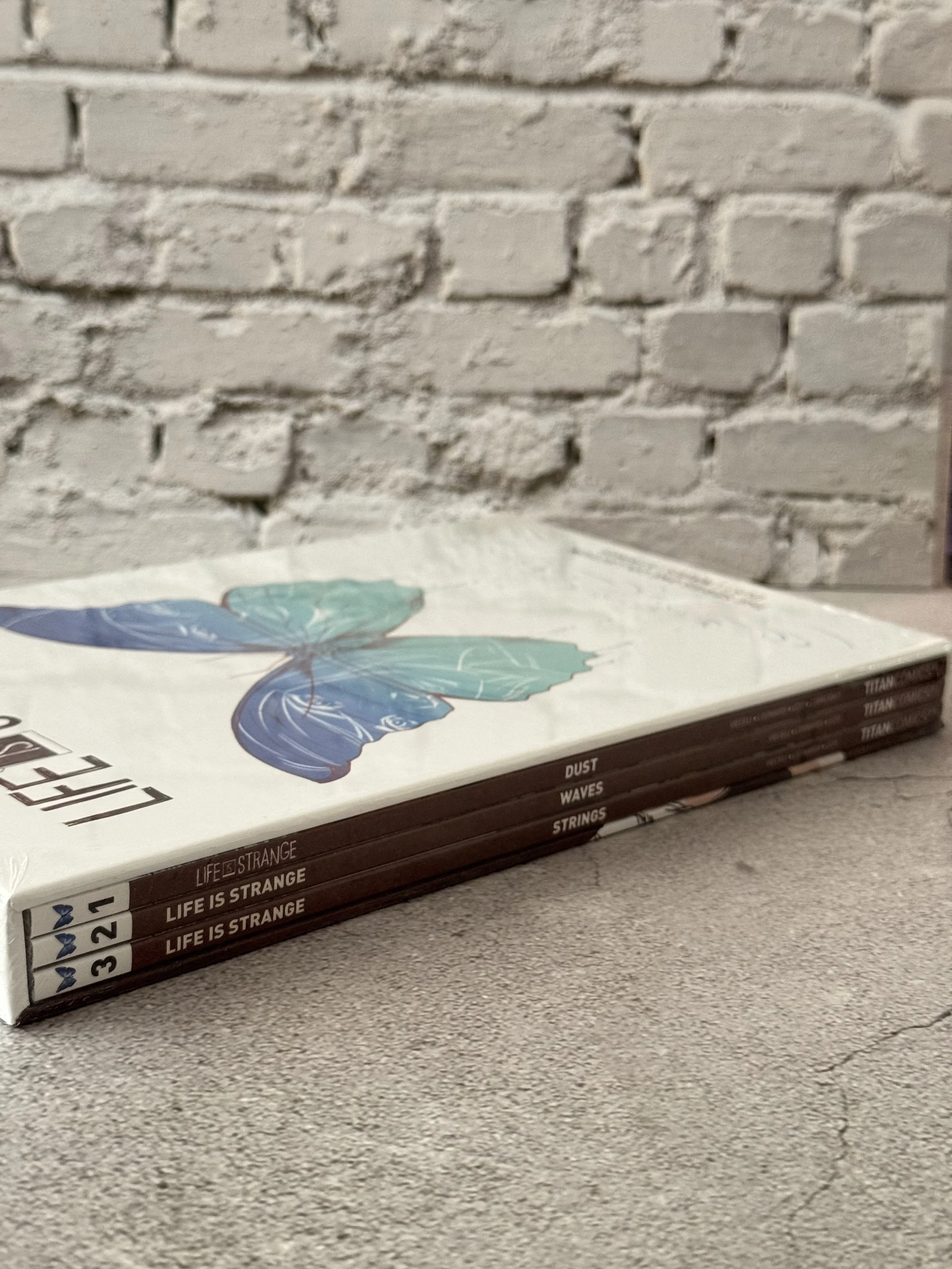 Life is Strange: 1-3 Graphic Novel - Slipcase Set by Emma Vieceli (English) Paperback Books