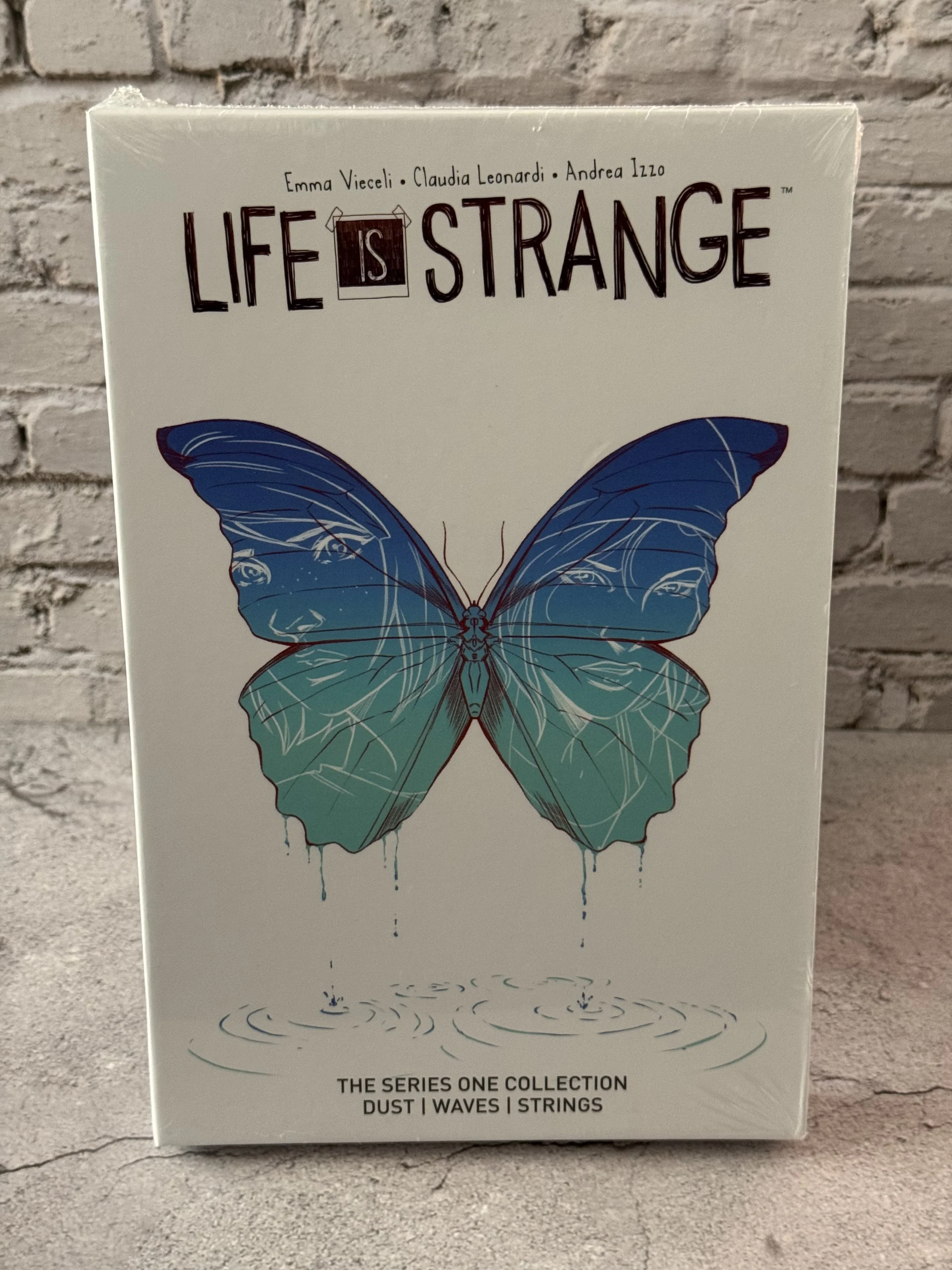 Life is Strange: 1-3 Graphic Novel - Slipcase Set by Emma Vieceli (English) Paperback Books
