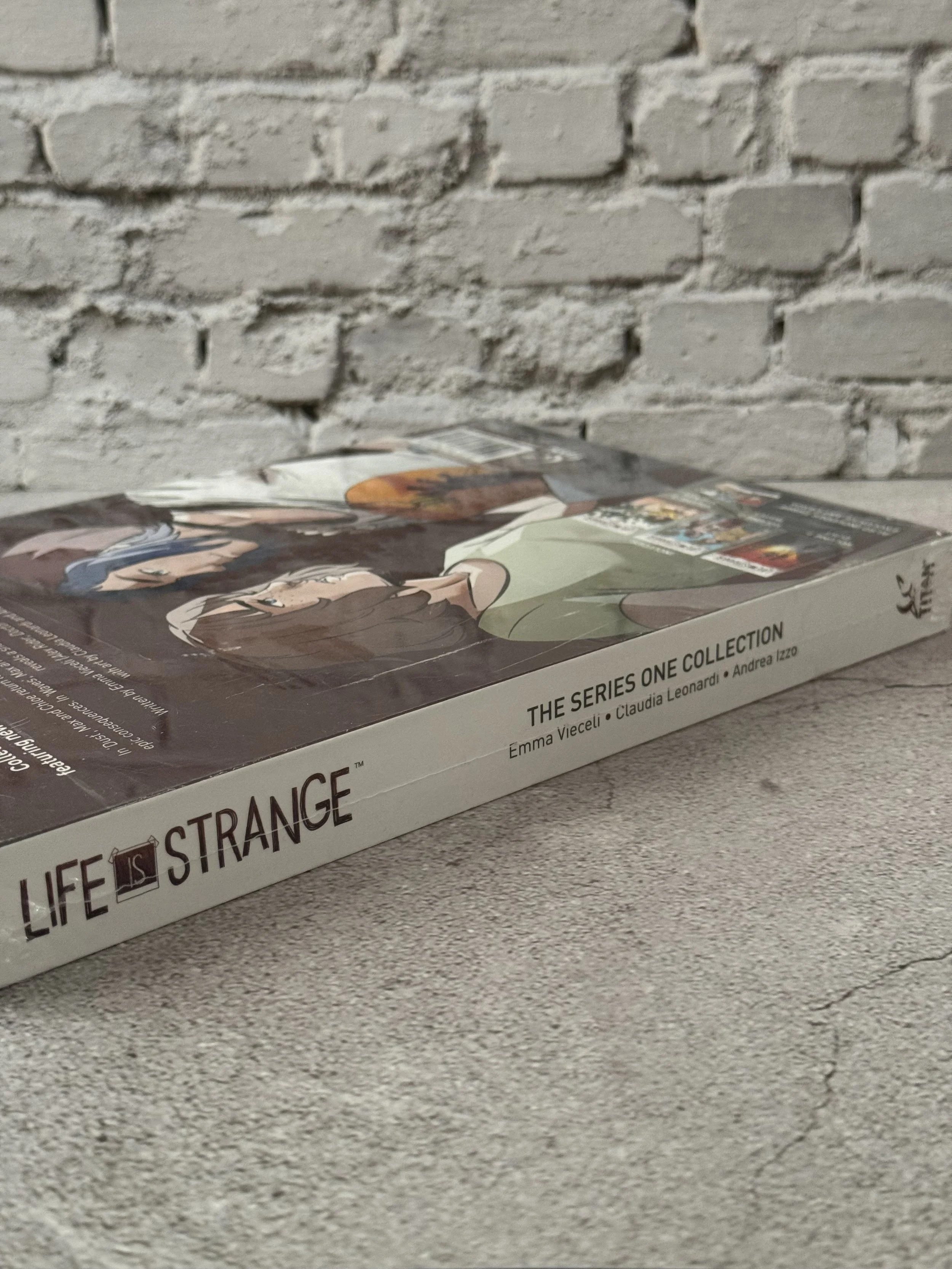 Life is Strange: 1-3 Graphic Novel - Slipcase Set by Emma Vieceli (English) Paperback Books