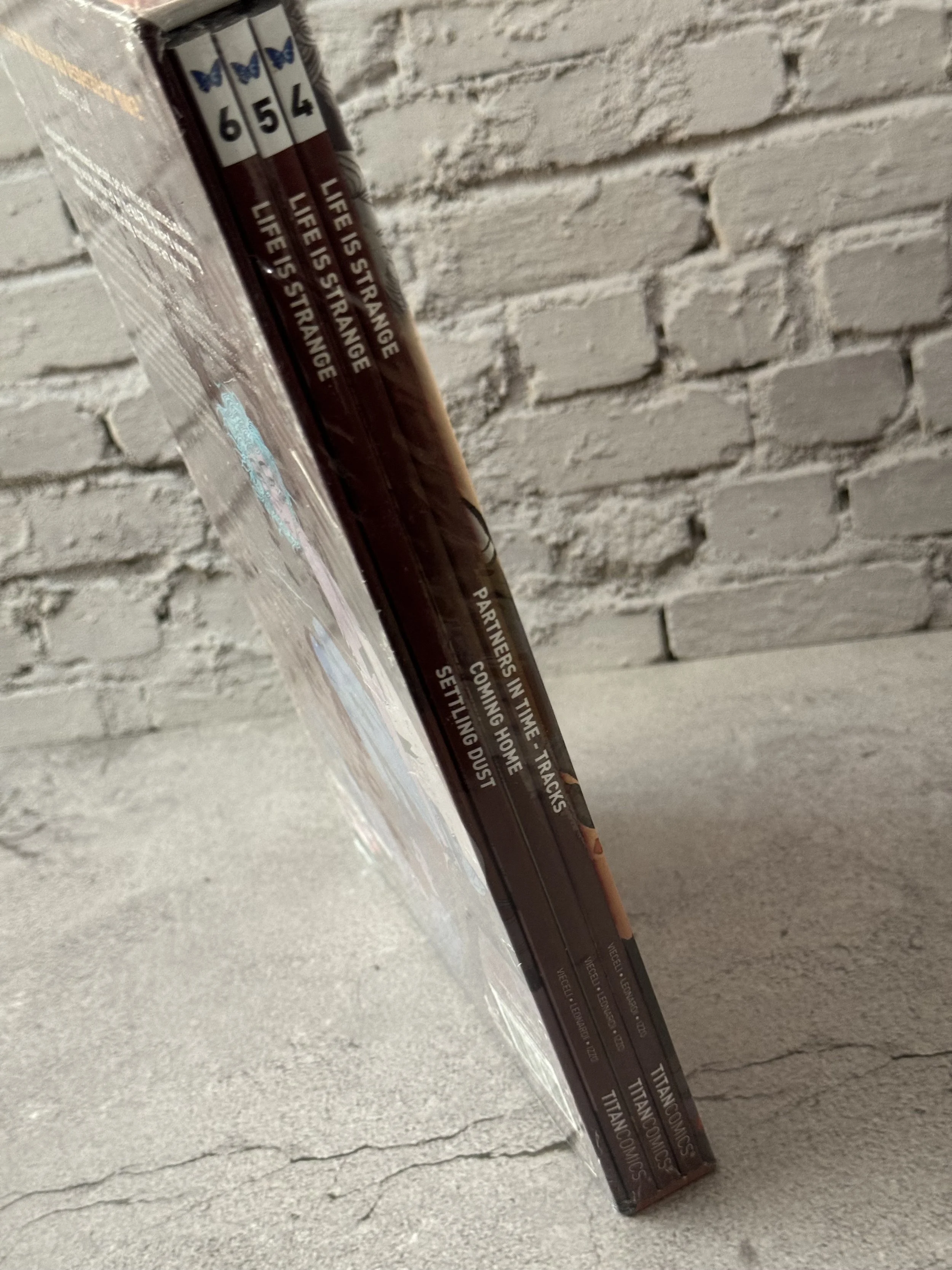 Life is Strange: 4-6 Graphic Novel - Slipcase Set by Emma Vieceli (English) Paperback Books