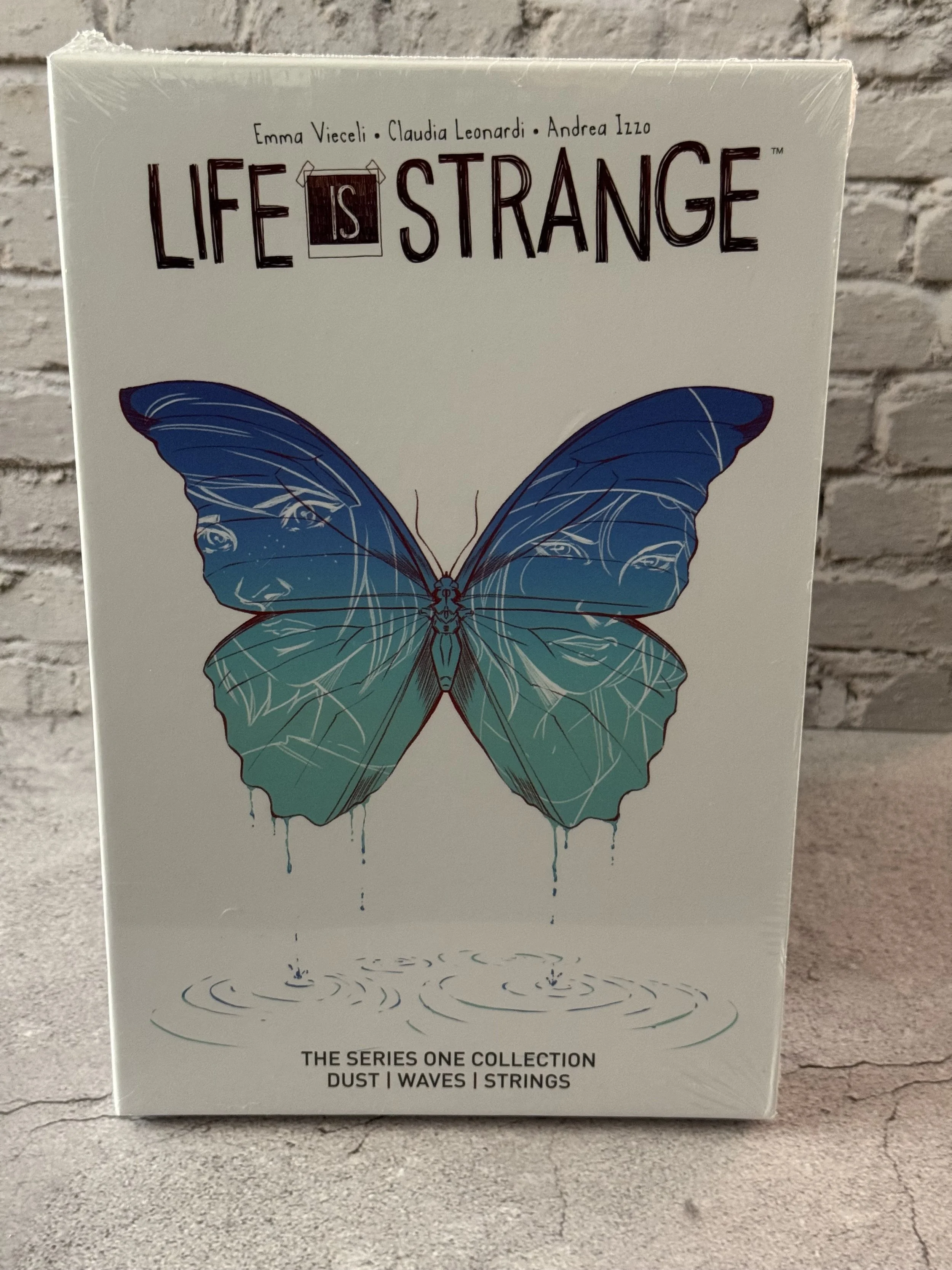 Life is Strange: 1-3 Graphic Novel - Slipcase Set by Emma Vieceli (English) Paperback Books