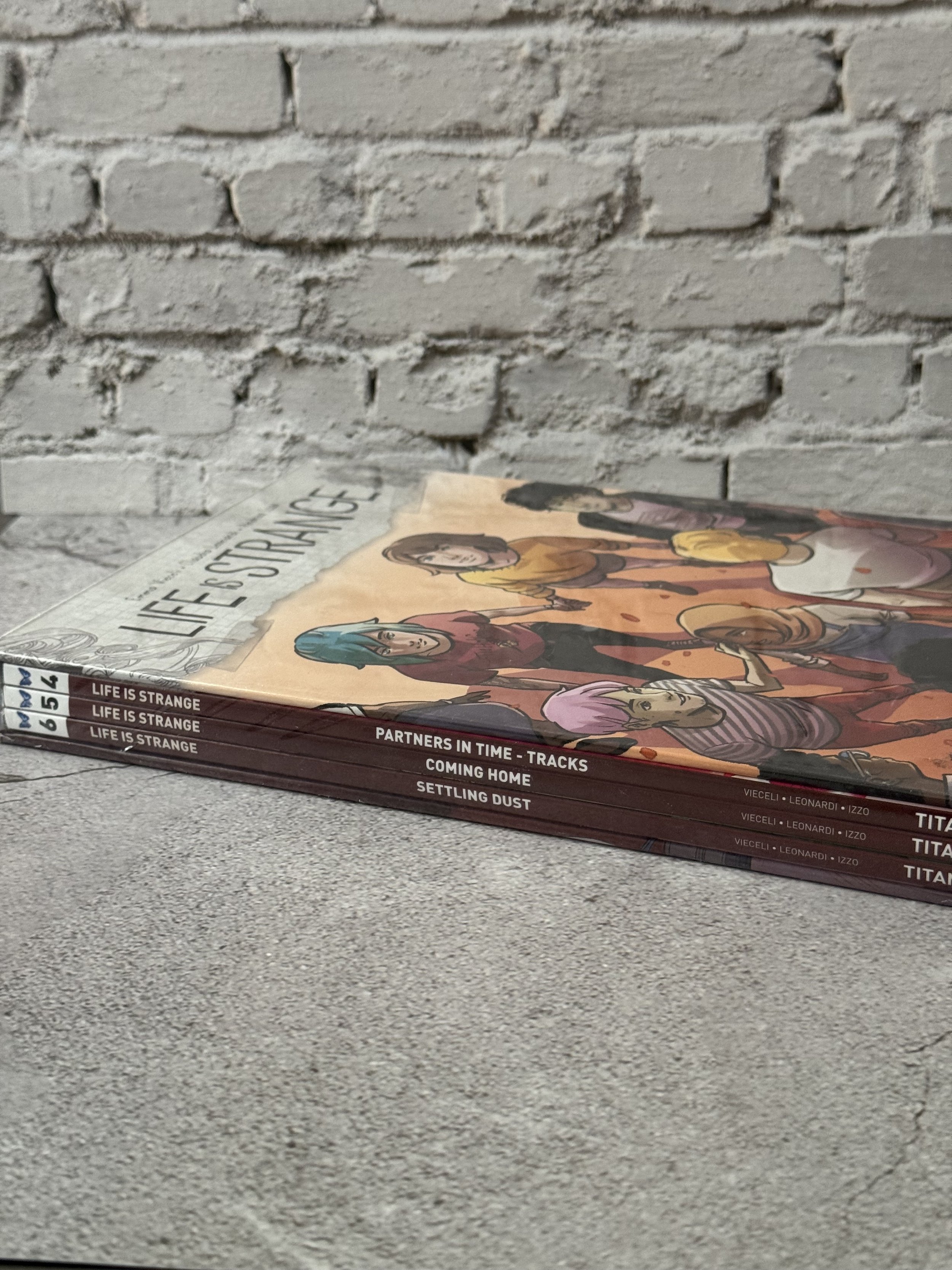 Life is Strange: 4-6 Graphic Novel - Slipcase Set by Emma Vieceli (English) Paperback Books