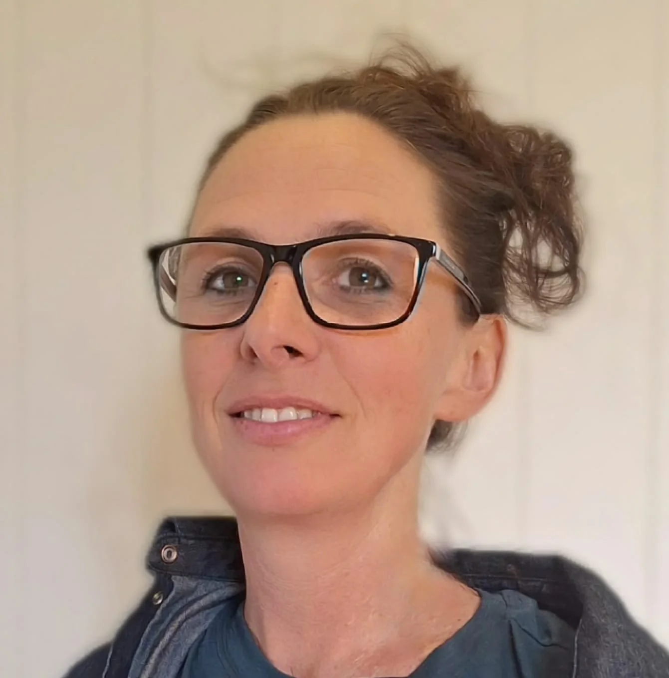 Bec Combs Gestalt therapist and psychoanalyst profile picture.