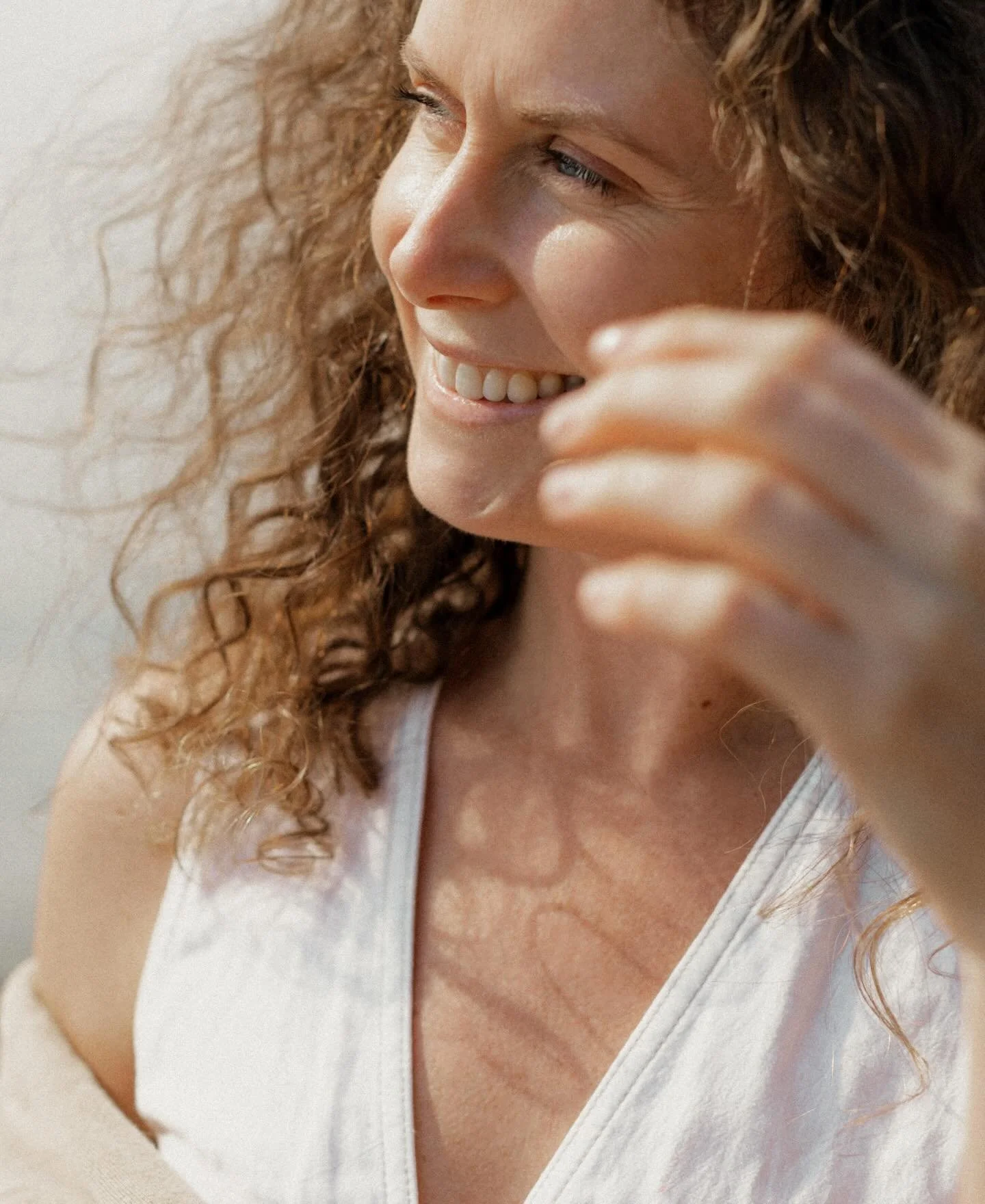 Hi, let&rsquo;s get to know each other! My name is Samantha. 

I&rsquo;m a writer, coach, and yoga teacher who deeply believes in self-awareness, connection, and following your heart. 

I&rsquo;ve spent a few years living abroad, most recently in Por