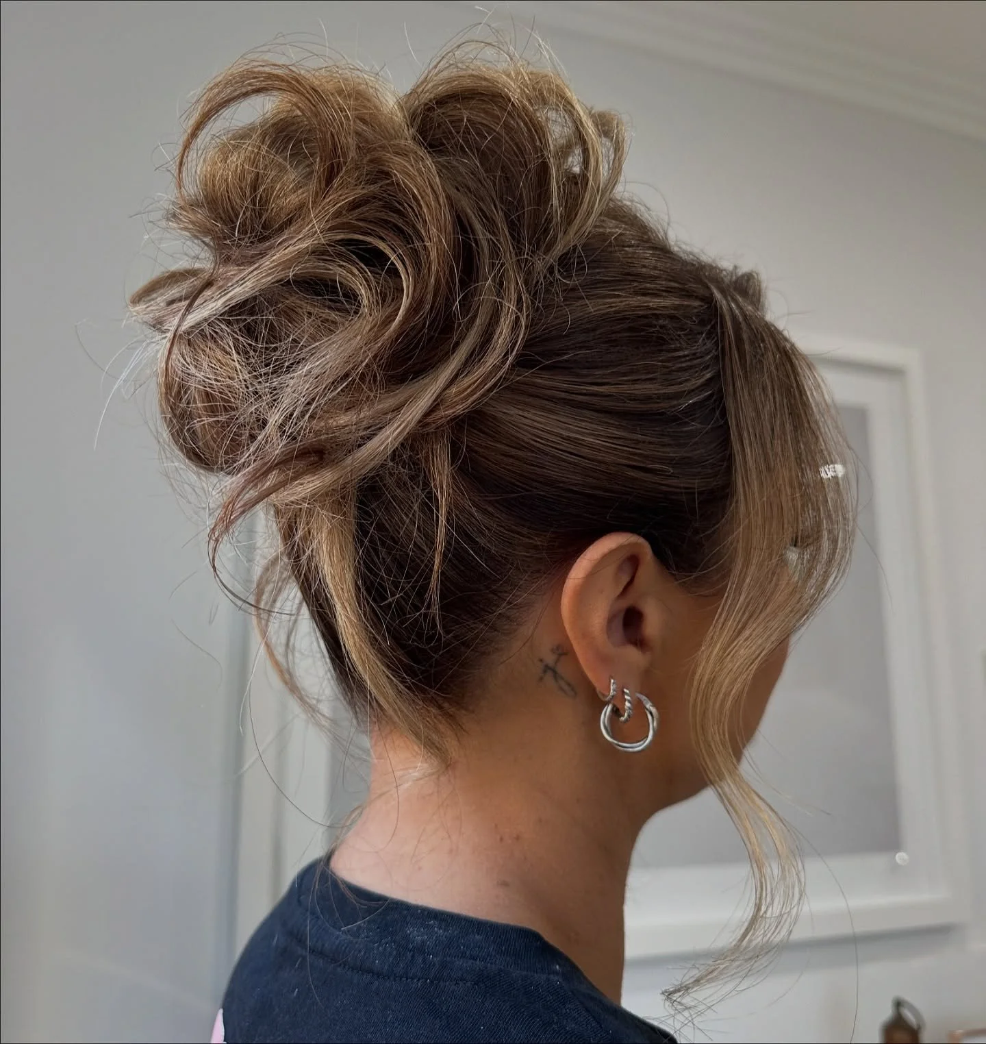 A softly textured upstyle that feels timeless yet modern. 

Secure your event styling appointment online today through the link in our bio 🤎