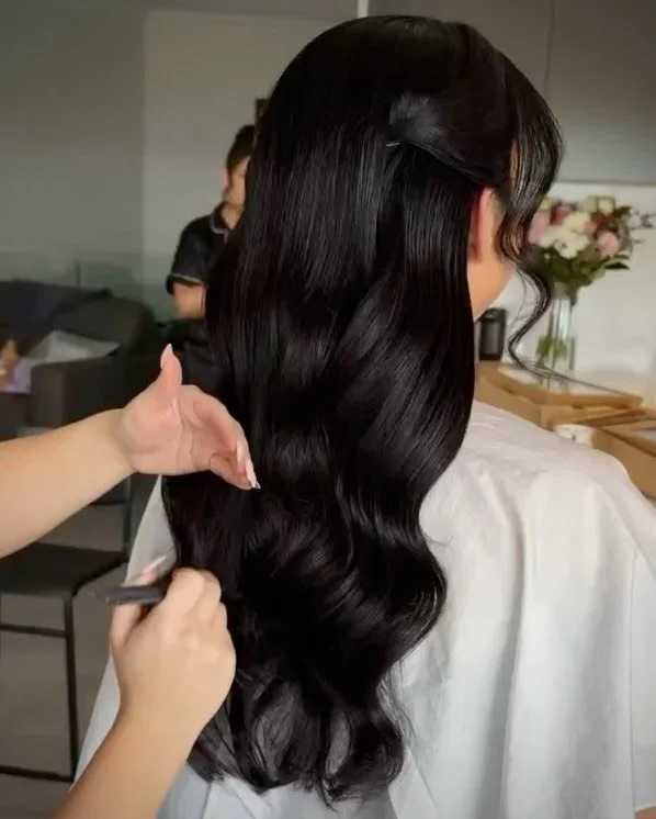 THE BRIDAL IN BETWEEN 🤍✨

Half up, half down is a bridal favourite for a reason. It gives you the structure and hold of an up style while still keeping that softness and movement through the ends.

It frames the face beautifully, holds your veil sec